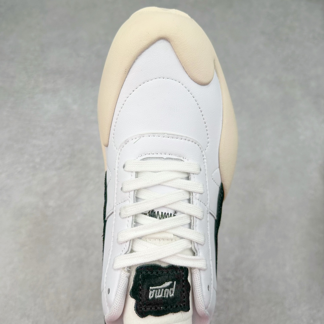 图片[4]-PUMA Vaderon Clean 彪马维德·克林系列低帮德训异型机能风扭扭休闲运动鞋 在复古风潮的推动下，最近德训鞋凭借着出色的颜值悄悄走红，备受各路玩家喜爱。近期，PUMA 为我们带来了一双集复古、摩登于一身的「PUMA Vaderon」，颜值可谓相当能打。整双鞋以传统的低帮造型呈现，采用做旧白色搭配生胶的造型，经典造型非常适合夏季穿着。鞋头的 T 字德训鞋设计复古味道十足，搭配包覆式鞋头，颇具个性。以皮革搭配磨砂皮包裹鞋面，保证优秀质感的同时，看上去层次也十分丰富。但要说最亮眼的还得是这不规则轮廓后跟，将现代化审美带入复古鞋型，勾勒起了强烈的视觉冲击。宽大的后跟设计搭配细长的德训鞋型，增高瘦腿的效果不必多说，对于爱美的小姐姐来说实在是太合适了。外底部分还原了德训鞋最具代表性的生胶大底，并采用多种纹路设计，兼具耐穿和稳定性。上脚后的第一感觉就是「贴地感」，搭配上外底的造型可以说稳定感十足，也有着超过大部分鞋的路感反馈。平心而论，此前德训鞋型大多是由价格不菲的奢侈品牌推出，也因此 PUMA Vaderon 也有着与生俱来的「old money」气质。尺码：35.5 36 37 37.5 38 38.5 39 40 40.5 41 42 42.5 43 44 45-选品中心