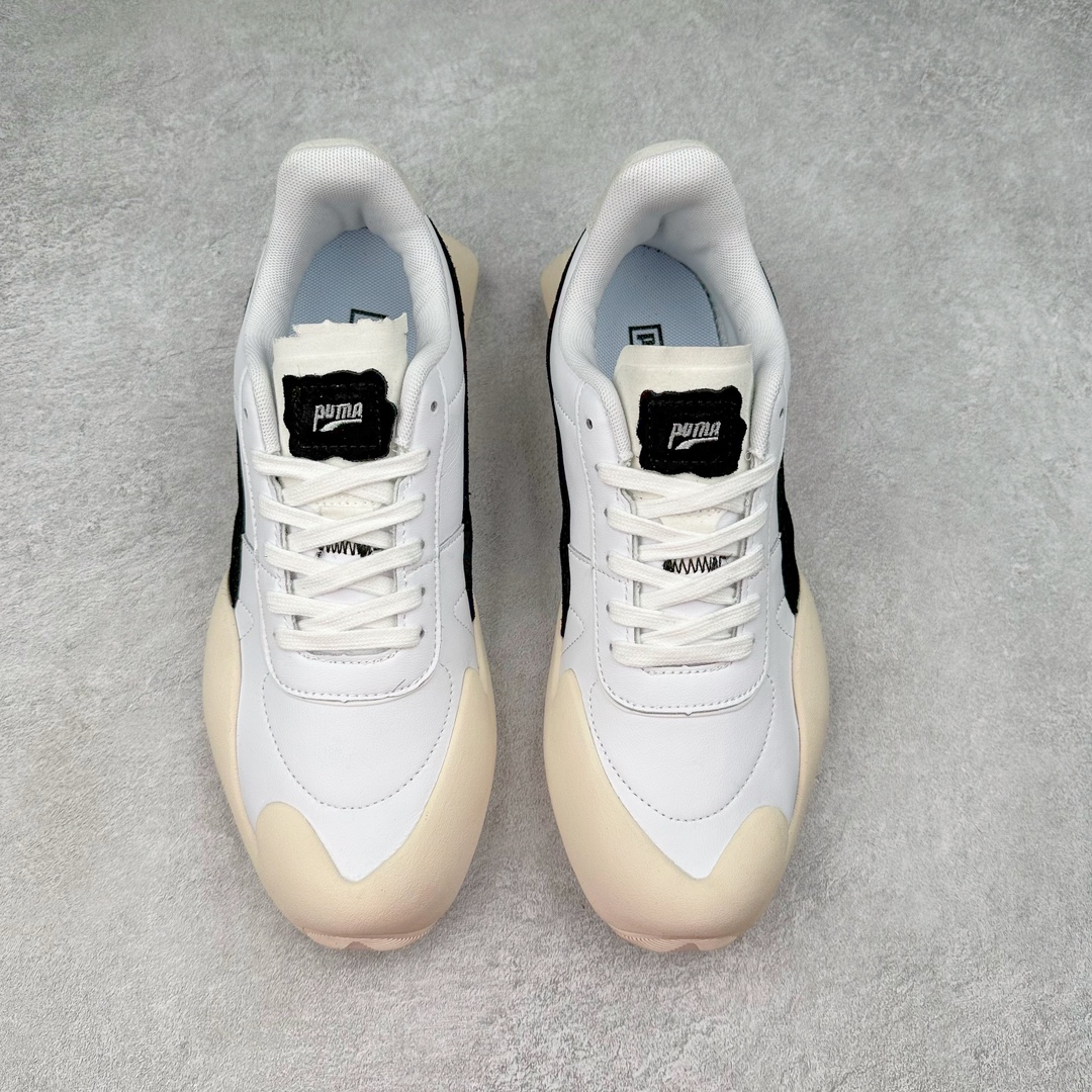 图片[2]-PUMA Vaderon Clean 彪马维德·克林系列低帮德训异型机能风扭扭休闲运动鞋 在复古风潮的推动下，最近德训鞋凭借着出色的颜值悄悄走红，备受各路玩家喜爱。近期，PUMA 为我们带来了一双集复古、摩登于一身的「PUMA Vaderon」，颜值可谓相当能打。整双鞋以传统的低帮造型呈现，采用做旧白色搭配生胶的造型，经典造型非常适合夏季穿着。鞋头的 T 字德训鞋设计复古味道十足，搭配包覆式鞋头，颇具个性。以皮革搭配磨砂皮包裹鞋面，保证优秀质感的同时，看上去层次也十分丰富。但要说最亮眼的还得是这不规则轮廓后跟，将现代化审美带入复古鞋型，勾勒起了强烈的视觉冲击。宽大的后跟设计搭配细长的德训鞋型，增高瘦腿的效果不必多说，对于爱美的小姐姐来说实在是太合适了。外底部分还原了德训鞋最具代表性的生胶大底，并采用多种纹路设计，兼具耐穿和稳定性。上脚后的第一感觉就是「贴地感」，搭配上外底的造型可以说稳定感十足，也有着超过大部分鞋的路感反馈。平心而论，此前德训鞋型大多是由价格不菲的奢侈品牌推出，也因此 PUMA Vaderon 也有着与生俱来的「old money」气质。尺码：35.5 36 37 37.5 38 38.5 39 40 40.5 41 42 42.5 43 44 45-选品中心