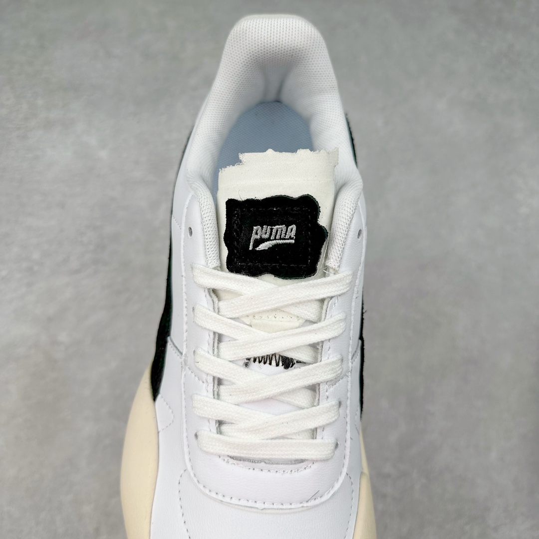 图片[5]-PUMA Vaderon Clean 彪马维德·克林系列低帮德训异型机能风扭扭休闲运动鞋 在复古风潮的推动下，最近德训鞋凭借着出色的颜值悄悄走红，备受各路玩家喜爱。近期，PUMA 为我们带来了一双集复古、摩登于一身的「PUMA Vaderon」，颜值可谓相当能打。整双鞋以传统的低帮造型呈现，采用做旧白色搭配生胶的造型，经典造型非常适合夏季穿着。鞋头的 T 字德训鞋设计复古味道十足，搭配包覆式鞋头，颇具个性。以皮革搭配磨砂皮包裹鞋面，保证优秀质感的同时，看上去层次也十分丰富。但要说最亮眼的还得是这不规则轮廓后跟，将现代化审美带入复古鞋型，勾勒起了强烈的视觉冲击。宽大的后跟设计搭配细长的德训鞋型，增高瘦腿的效果不必多说，对于爱美的小姐姐来说实在是太合适了。外底部分还原了德训鞋最具代表性的生胶大底，并采用多种纹路设计，兼具耐穿和稳定性。上脚后的第一感觉就是「贴地感」，搭配上外底的造型可以说稳定感十足，也有着超过大部分鞋的路感反馈。平心而论，此前德训鞋型大多是由价格不菲的奢侈品牌推出，也因此 PUMA Vaderon 也有着与生俱来的「old money」气质。尺码：35.5 36 37 37.5 38 38.5 39 40 40.5 41 42 42.5 43 44 45-选品中心