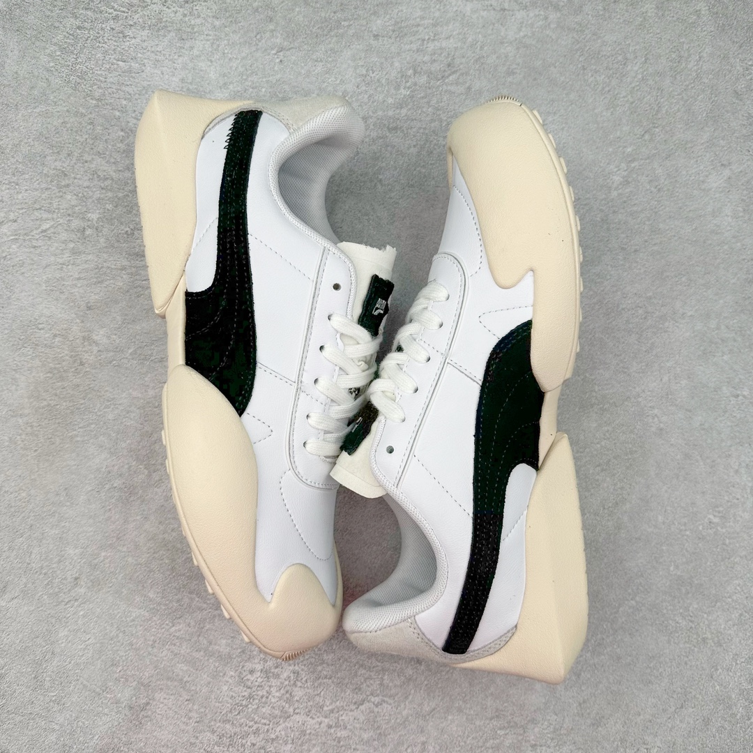 图片[3]-PUMA Vaderon Clean 彪马维德·克林系列低帮德训异型机能风扭扭休闲运动鞋 在复古风潮的推动下，最近德训鞋凭借着出色的颜值悄悄走红，备受各路玩家喜爱。近期，PUMA 为我们带来了一双集复古、摩登于一身的「PUMA Vaderon」，颜值可谓相当能打。整双鞋以传统的低帮造型呈现，采用做旧白色搭配生胶的造型，经典造型非常适合夏季穿着。鞋头的 T 字德训鞋设计复古味道十足，搭配包覆式鞋头，颇具个性。以皮革搭配磨砂皮包裹鞋面，保证优秀质感的同时，看上去层次也十分丰富。但要说最亮眼的还得是这不规则轮廓后跟，将现代化审美带入复古鞋型，勾勒起了强烈的视觉冲击。宽大的后跟设计搭配细长的德训鞋型，增高瘦腿的效果不必多说，对于爱美的小姐姐来说实在是太合适了。外底部分还原了德训鞋最具代表性的生胶大底，并采用多种纹路设计，兼具耐穿和稳定性。上脚后的第一感觉就是「贴地感」，搭配上外底的造型可以说稳定感十足，也有着超过大部分鞋的路感反馈。平心而论，此前德训鞋型大多是由价格不菲的奢侈品牌推出，也因此 PUMA Vaderon 也有着与生俱来的「old money」气质。尺码：35.5 36 37 37.5 38 38.5 39 40 40.5 41 42 42.5 43 44 45-选品中心