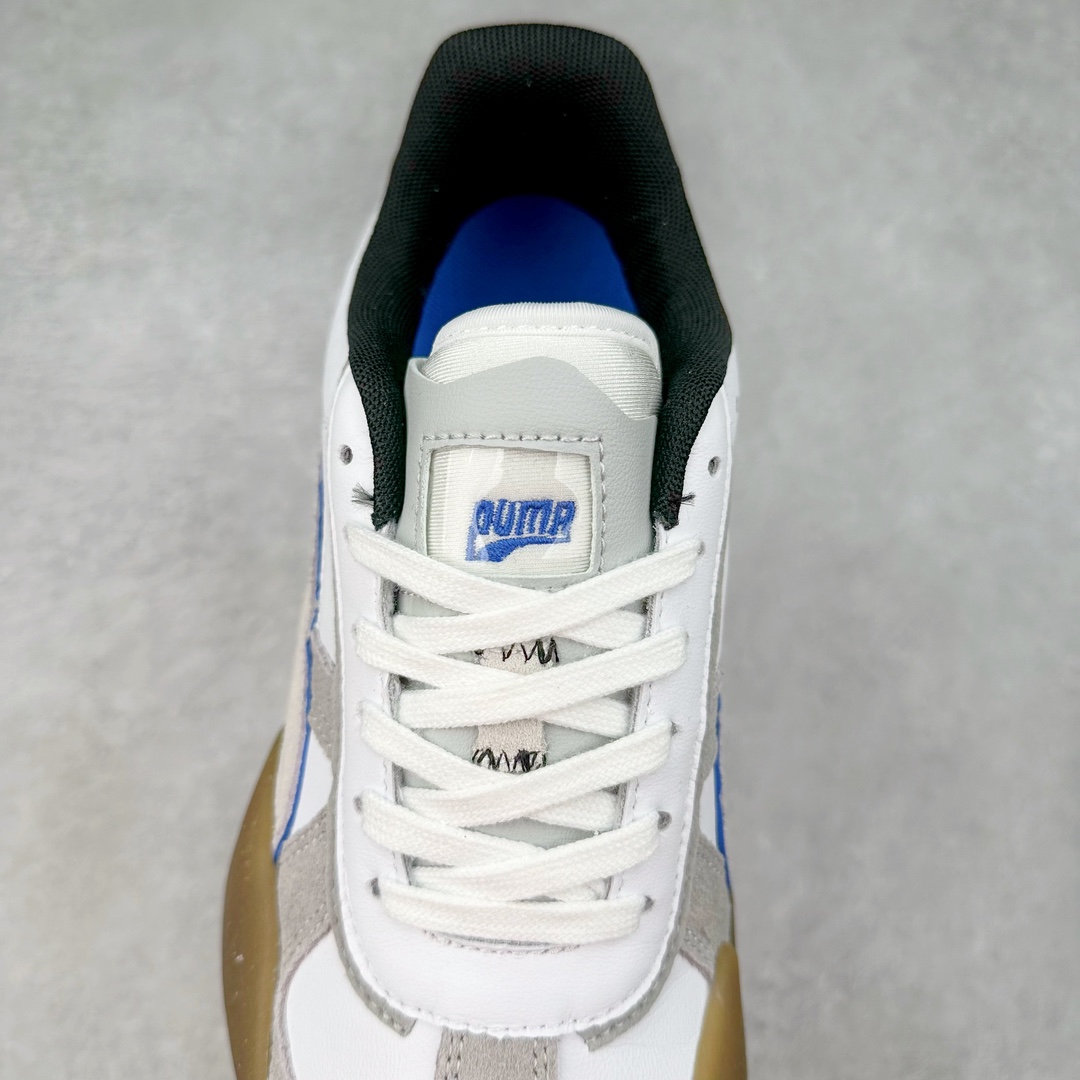 图片[5]-PUMA Vaderon Clean 彪马维德·克林系列低帮德训异型机能风扭扭休闲运动鞋 在复古风潮的推动下，最近德训鞋凭借着出色的颜值悄悄走红，备受各路玩家喜爱。近期，PUMA 为我们带来了一双集复古、摩登于一身的「PUMA Vaderon」，颜值可谓相当能打。整双鞋以传统的低帮造型呈现，采用做旧白色搭配生胶的造型，经典造型非常适合夏季穿着。鞋头的 T 字德训鞋设计复古味道十足，搭配包覆式鞋头，颇具个性。以皮革搭配磨砂皮包裹鞋面，保证优秀质感的同时，看上去层次也十分丰富。但要说最亮眼的还得是这不规则轮廓后跟，将现代化审美带入复古鞋型，勾勒起了强烈的视觉冲击。宽大的后跟设计搭配细长的德训鞋型，增高瘦腿的效果不必多说，对于爱美的小姐姐来说实在是太合适了。外底部分还原了德训鞋最具代表性的生胶大底，并采用多种纹路设计，兼具耐穿和稳定性。上脚后的第一感觉就是「贴地感」，搭配上外底的造型可以说稳定感十足，也有着超过大部分鞋的路感反馈。平心而论，此前德训鞋型大多是由价格不菲的奢侈品牌推出，也因此 PUMA Vaderon 也有着与生俱来的「old money」气质。尺码：35.5 36 37 37.5 38 38.5 39 40 40.5 41 42 42.5 43 44 45-选品中心