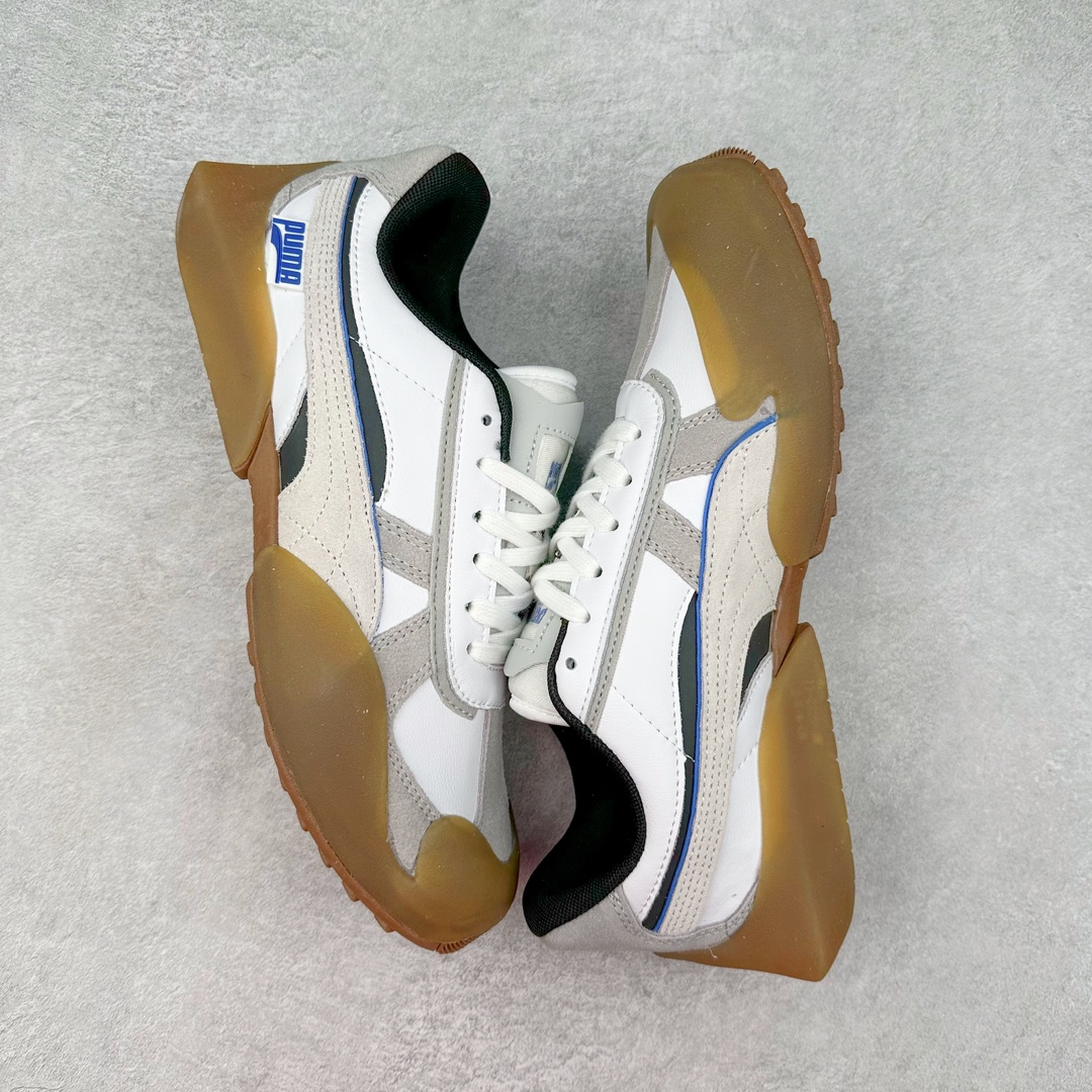 图片[3]-PUMA Vaderon Clean 彪马维德·克林系列低帮德训异型机能风扭扭休闲运动鞋 在复古风潮的推动下，最近德训鞋凭借着出色的颜值悄悄走红，备受各路玩家喜爱。近期，PUMA 为我们带来了一双集复古、摩登于一身的「PUMA Vaderon」，颜值可谓相当能打。整双鞋以传统的低帮造型呈现，采用做旧白色搭配生胶的造型，经典造型非常适合夏季穿着。鞋头的 T 字德训鞋设计复古味道十足，搭配包覆式鞋头，颇具个性。以皮革搭配磨砂皮包裹鞋面，保证优秀质感的同时，看上去层次也十分丰富。但要说最亮眼的还得是这不规则轮廓后跟，将现代化审美带入复古鞋型，勾勒起了强烈的视觉冲击。宽大的后跟设计搭配细长的德训鞋型，增高瘦腿的效果不必多说，对于爱美的小姐姐来说实在是太合适了。外底部分还原了德训鞋最具代表性的生胶大底，并采用多种纹路设计，兼具耐穿和稳定性。上脚后的第一感觉就是「贴地感」，搭配上外底的造型可以说稳定感十足，也有着超过大部分鞋的路感反馈。平心而论，此前德训鞋型大多是由价格不菲的奢侈品牌推出，也因此 PUMA Vaderon 也有着与生俱来的「old money」气质。尺码：35.5 36 37 37.5 38 38.5 39 40 40.5 41 42 42.5 43 44 45-选品中心