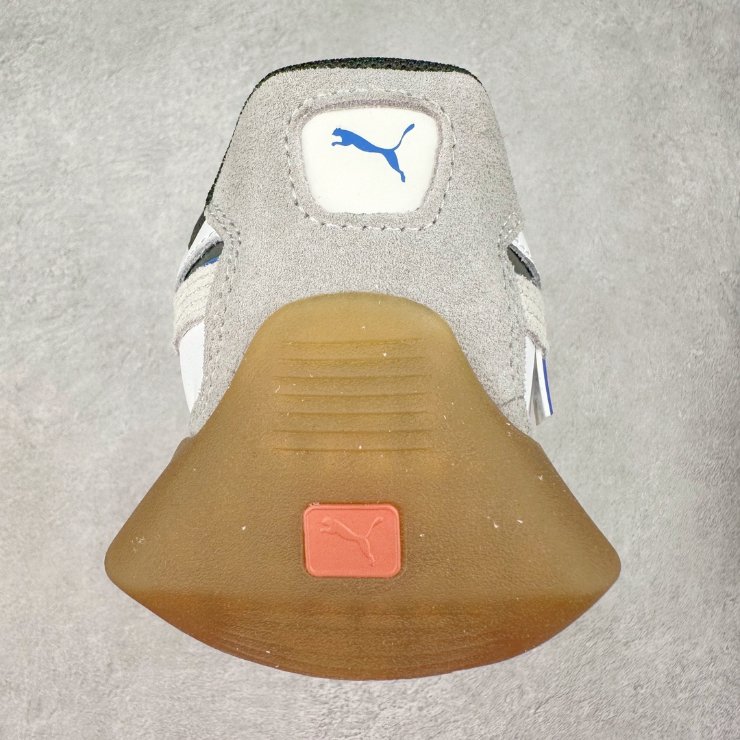 图片[8]-PUMA Vaderon Clean 彪马维德·克林系列低帮德训异型机能风扭扭休闲运动鞋 在复古风潮的推动下，最近德训鞋凭借着出色的颜值悄悄走红，备受各路玩家喜爱。近期，PUMA 为我们带来了一双集复古、摩登于一身的「PUMA Vaderon」，颜值可谓相当能打。整双鞋以传统的低帮造型呈现，采用做旧白色搭配生胶的造型，经典造型非常适合夏季穿着。鞋头的 T 字德训鞋设计复古味道十足，搭配包覆式鞋头，颇具个性。以皮革搭配磨砂皮包裹鞋面，保证优秀质感的同时，看上去层次也十分丰富。但要说最亮眼的还得是这不规则轮廓后跟，将现代化审美带入复古鞋型，勾勒起了强烈的视觉冲击。宽大的后跟设计搭配细长的德训鞋型，增高瘦腿的效果不必多说，对于爱美的小姐姐来说实在是太合适了。外底部分还原了德训鞋最具代表性的生胶大底，并采用多种纹路设计，兼具耐穿和稳定性。上脚后的第一感觉就是「贴地感」，搭配上外底的造型可以说稳定感十足，也有着超过大部分鞋的路感反馈。平心而论，此前德训鞋型大多是由价格不菲的奢侈品牌推出，也因此 PUMA Vaderon 也有着与生俱来的「old money」气质。尺码：35.5 36 37 37.5 38 38.5 39 40 40.5 41 42 42.5 43 44 45-选品中心