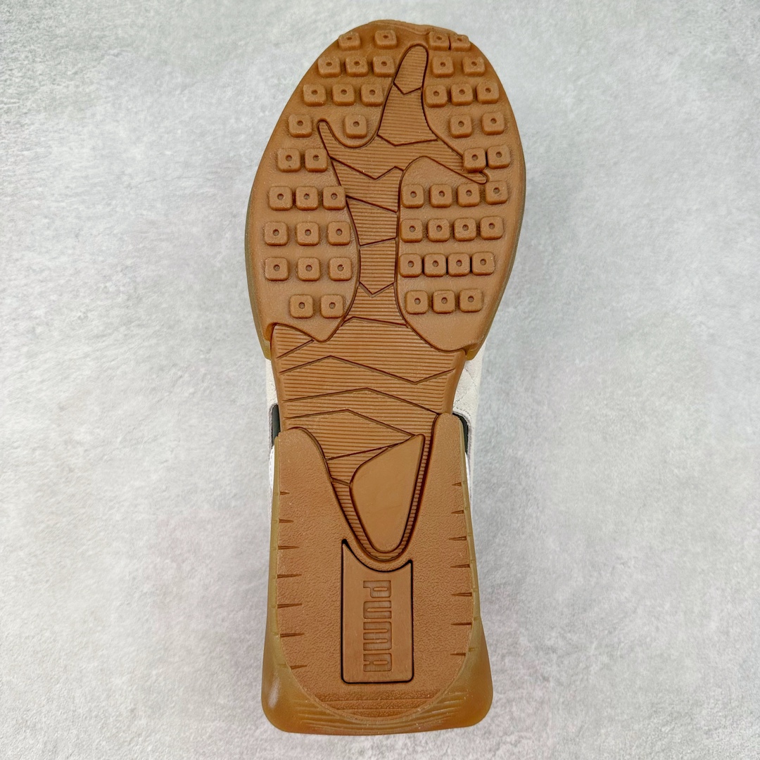 图片[9]-PUMA Vaderon Clean 彪马维德·克林系列低帮德训异型机能风扭扭休闲运动鞋 在复古风潮的推动下，最近德训鞋凭借着出色的颜值悄悄走红，备受各路玩家喜爱。近期，PUMA 为我们带来了一双集复古、摩登于一身的「PUMA Vaderon」，颜值可谓相当能打。整双鞋以传统的低帮造型呈现，采用做旧白色搭配生胶的造型，经典造型非常适合夏季穿着。鞋头的 T 字德训鞋设计复古味道十足，搭配包覆式鞋头，颇具个性。以皮革搭配磨砂皮包裹鞋面，保证优秀质感的同时，看上去层次也十分丰富。但要说最亮眼的还得是这不规则轮廓后跟，将现代化审美带入复古鞋型，勾勒起了强烈的视觉冲击。宽大的后跟设计搭配细长的德训鞋型，增高瘦腿的效果不必多说，对于爱美的小姐姐来说实在是太合适了。外底部分还原了德训鞋最具代表性的生胶大底，并采用多种纹路设计，兼具耐穿和稳定性。上脚后的第一感觉就是「贴地感」，搭配上外底的造型可以说稳定感十足，也有着超过大部分鞋的路感反馈。平心而论，此前德训鞋型大多是由价格不菲的奢侈品牌推出，也因此 PUMA Vaderon 也有着与生俱来的「old money」气质。尺码：35.5 36 37 37.5 38 38.5 39 40 40.5 41 42 42.5 43 44 45-选品中心