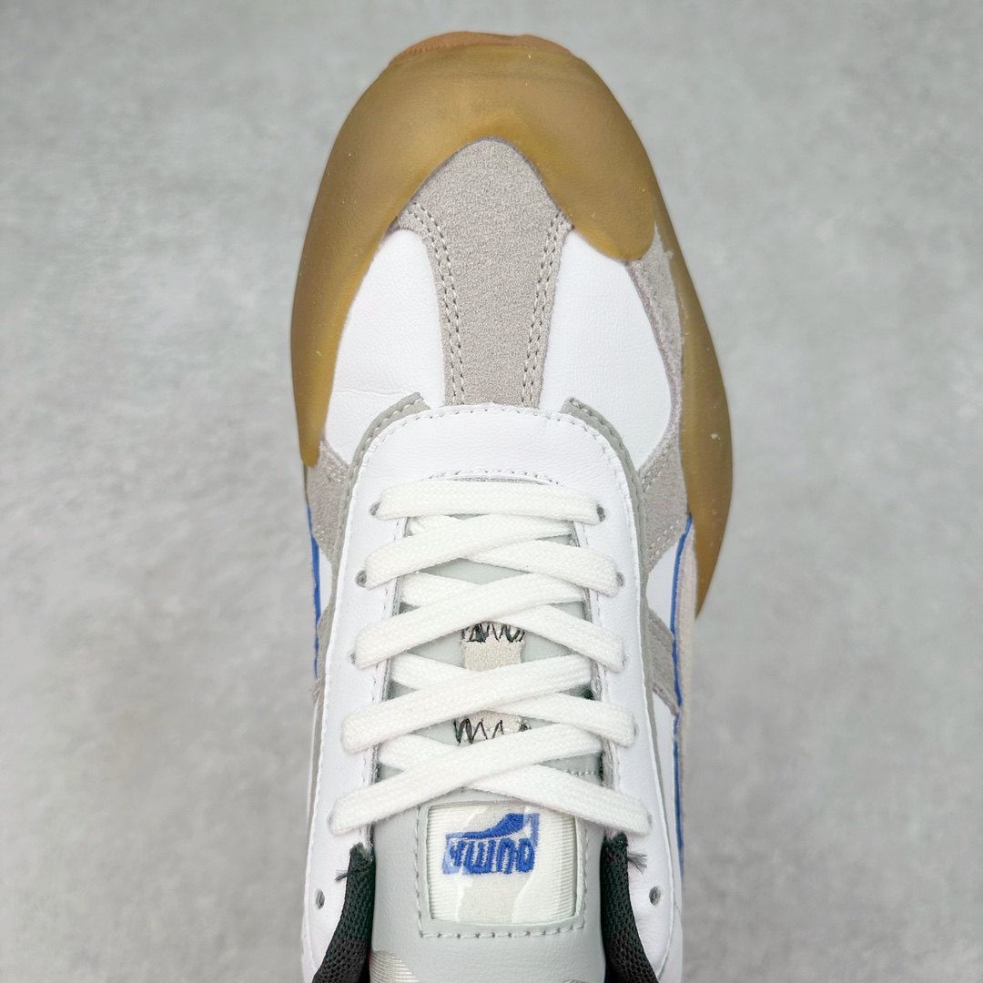 图片[4]-PUMA Vaderon Clean 彪马维德·克林系列低帮德训异型机能风扭扭休闲运动鞋 在复古风潮的推动下，最近德训鞋凭借着出色的颜值悄悄走红，备受各路玩家喜爱。近期，PUMA 为我们带来了一双集复古、摩登于一身的「PUMA Vaderon」，颜值可谓相当能打。整双鞋以传统的低帮造型呈现，采用做旧白色搭配生胶的造型，经典造型非常适合夏季穿着。鞋头的 T 字德训鞋设计复古味道十足，搭配包覆式鞋头，颇具个性。以皮革搭配磨砂皮包裹鞋面，保证优秀质感的同时，看上去层次也十分丰富。但要说最亮眼的还得是这不规则轮廓后跟，将现代化审美带入复古鞋型，勾勒起了强烈的视觉冲击。宽大的后跟设计搭配细长的德训鞋型，增高瘦腿的效果不必多说，对于爱美的小姐姐来说实在是太合适了。外底部分还原了德训鞋最具代表性的生胶大底，并采用多种纹路设计，兼具耐穿和稳定性。上脚后的第一感觉就是「贴地感」，搭配上外底的造型可以说稳定感十足，也有着超过大部分鞋的路感反馈。平心而论，此前德训鞋型大多是由价格不菲的奢侈品牌推出，也因此 PUMA Vaderon 也有着与生俱来的「old money」气质。尺码：35.5 36 37 37.5 38 38.5 39 40 40.5 41 42 42.5 43 44 45-选品中心