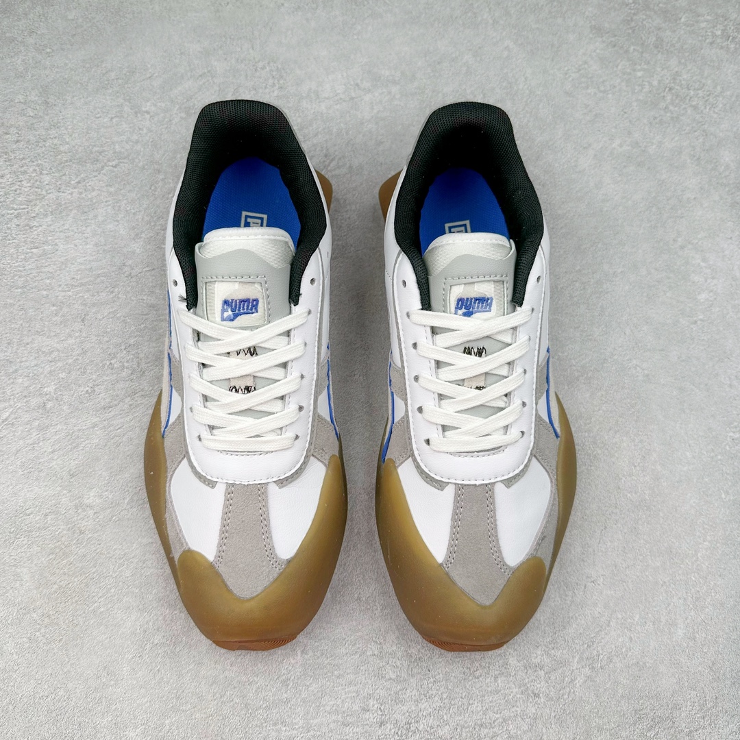 图片[2]-PUMA Vaderon Clean 彪马维德·克林系列低帮德训异型机能风扭扭休闲运动鞋 在复古风潮的推动下，最近德训鞋凭借着出色的颜值悄悄走红，备受各路玩家喜爱。近期，PUMA 为我们带来了一双集复古、摩登于一身的「PUMA Vaderon」，颜值可谓相当能打。整双鞋以传统的低帮造型呈现，采用做旧白色搭配生胶的造型，经典造型非常适合夏季穿着。鞋头的 T 字德训鞋设计复古味道十足，搭配包覆式鞋头，颇具个性。以皮革搭配磨砂皮包裹鞋面，保证优秀质感的同时，看上去层次也十分丰富。但要说最亮眼的还得是这不规则轮廓后跟，将现代化审美带入复古鞋型，勾勒起了强烈的视觉冲击。宽大的后跟设计搭配细长的德训鞋型，增高瘦腿的效果不必多说，对于爱美的小姐姐来说实在是太合适了。外底部分还原了德训鞋最具代表性的生胶大底，并采用多种纹路设计，兼具耐穿和稳定性。上脚后的第一感觉就是「贴地感」，搭配上外底的造型可以说稳定感十足，也有着超过大部分鞋的路感反馈。平心而论，此前德训鞋型大多是由价格不菲的奢侈品牌推出，也因此 PUMA Vaderon 也有着与生俱来的「old money」气质。尺码：35.5 36 37 37.5 38 38.5 39 40 40.5 41 42 42.5 43 44 45-选品中心