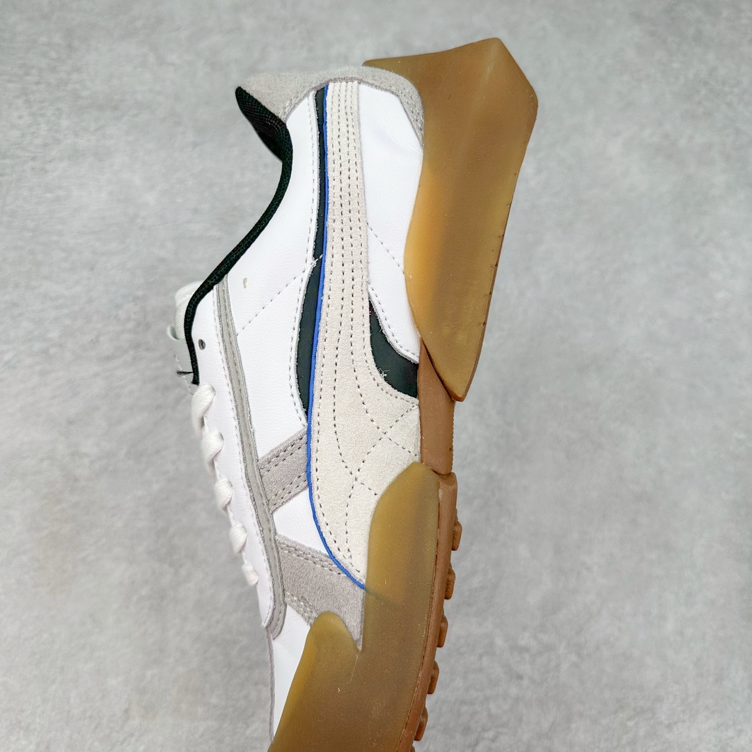 图片[7]-PUMA Vaderon Clean 彪马维德·克林系列低帮德训异型机能风扭扭休闲运动鞋 在复古风潮的推动下，最近德训鞋凭借着出色的颜值悄悄走红，备受各路玩家喜爱。近期，PUMA 为我们带来了一双集复古、摩登于一身的「PUMA Vaderon」，颜值可谓相当能打。整双鞋以传统的低帮造型呈现，采用做旧白色搭配生胶的造型，经典造型非常适合夏季穿着。鞋头的 T 字德训鞋设计复古味道十足，搭配包覆式鞋头，颇具个性。以皮革搭配磨砂皮包裹鞋面，保证优秀质感的同时，看上去层次也十分丰富。但要说最亮眼的还得是这不规则轮廓后跟，将现代化审美带入复古鞋型，勾勒起了强烈的视觉冲击。宽大的后跟设计搭配细长的德训鞋型，增高瘦腿的效果不必多说，对于爱美的小姐姐来说实在是太合适了。外底部分还原了德训鞋最具代表性的生胶大底，并采用多种纹路设计，兼具耐穿和稳定性。上脚后的第一感觉就是「贴地感」，搭配上外底的造型可以说稳定感十足，也有着超过大部分鞋的路感反馈。平心而论，此前德训鞋型大多是由价格不菲的奢侈品牌推出，也因此 PUMA Vaderon 也有着与生俱来的「old money」气质。尺码：35.5 36 37 37.5 38 38.5 39 40 40.5 41 42 42.5 43 44 45-选品中心