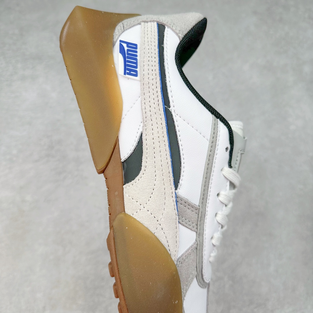 图片[6]-PUMA Vaderon Clean 彪马维德·克林系列低帮德训异型机能风扭扭休闲运动鞋 在复古风潮的推动下，最近德训鞋凭借着出色的颜值悄悄走红，备受各路玩家喜爱。近期，PUMA 为我们带来了一双集复古、摩登于一身的「PUMA Vaderon」，颜值可谓相当能打。整双鞋以传统的低帮造型呈现，采用做旧白色搭配生胶的造型，经典造型非常适合夏季穿着。鞋头的 T 字德训鞋设计复古味道十足，搭配包覆式鞋头，颇具个性。以皮革搭配磨砂皮包裹鞋面，保证优秀质感的同时，看上去层次也十分丰富。但要说最亮眼的还得是这不规则轮廓后跟，将现代化审美带入复古鞋型，勾勒起了强烈的视觉冲击。宽大的后跟设计搭配细长的德训鞋型，增高瘦腿的效果不必多说，对于爱美的小姐姐来说实在是太合适了。外底部分还原了德训鞋最具代表性的生胶大底，并采用多种纹路设计，兼具耐穿和稳定性。上脚后的第一感觉就是「贴地感」，搭配上外底的造型可以说稳定感十足，也有着超过大部分鞋的路感反馈。平心而论，此前德训鞋型大多是由价格不菲的奢侈品牌推出，也因此 PUMA Vaderon 也有着与生俱来的「old money」气质。尺码：35.5 36 37 37.5 38 38.5 39 40 40.5 41 42 42.5 43 44 45-选品中心