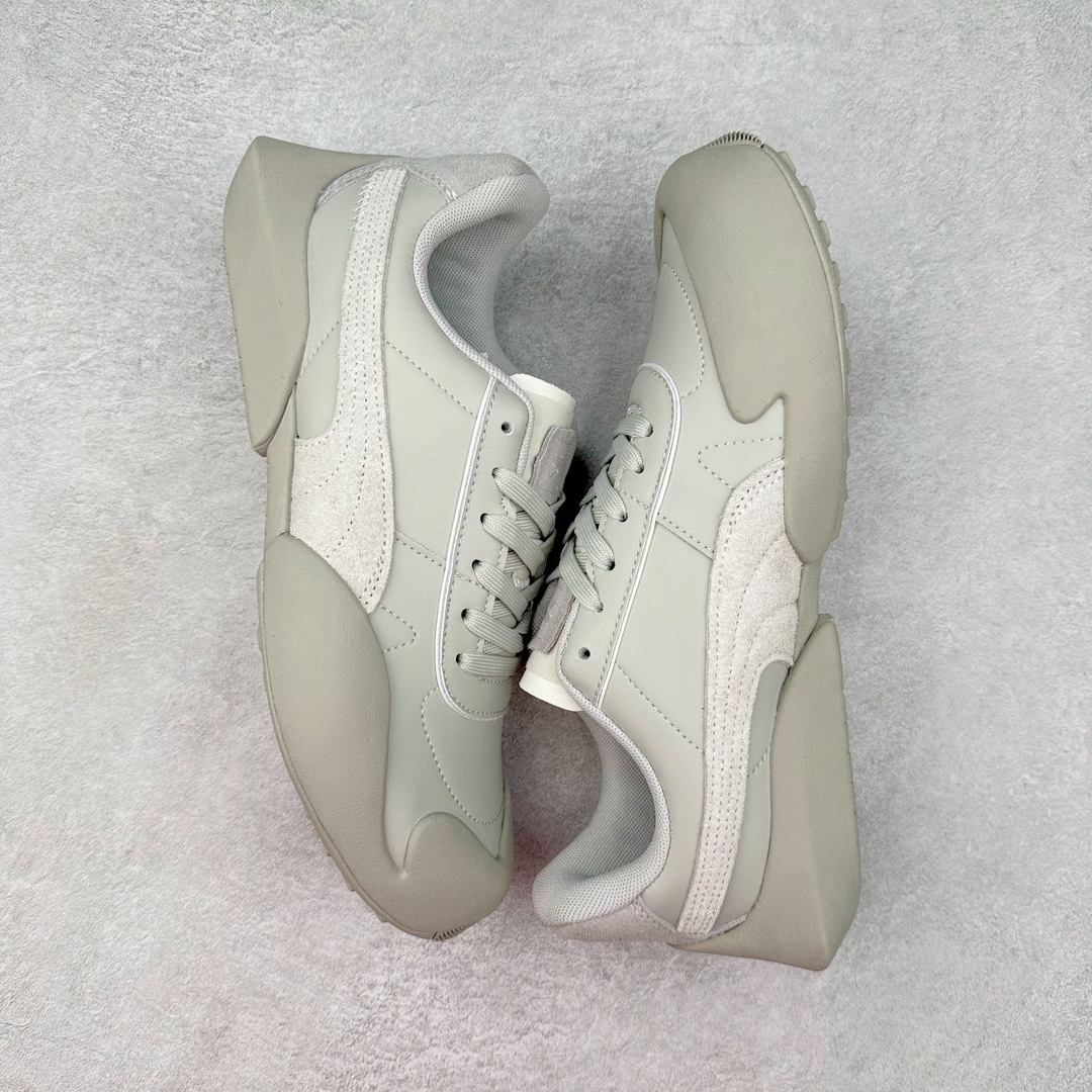 图片[3]-PUMA Vaderon Clean 彪马维德·克林系列低帮德训异型机能风扭扭休闲运动鞋 在复古风潮的推动下，最近德训鞋凭借着出色的颜值悄悄走红，备受各路玩家喜爱。近期，PUMA 为我们带来了一双集复古、摩登于一身的「PUMA Vaderon」，颜值可谓相当能打。整双鞋以传统的低帮造型呈现，采用做旧白色搭配生胶的造型，经典造型非常适合夏季穿着。鞋头的 T 字德训鞋设计复古味道十足，搭配包覆式鞋头，颇具个性。以皮革搭配磨砂皮包裹鞋面，保证优秀质感的同时，看上去层次也十分丰富。但要说最亮眼的还得是这不规则轮廓后跟，将现代化审美带入复古鞋型，勾勒起了强烈的视觉冲击。宽大的后跟设计搭配细长的德训鞋型，增高瘦腿的效果不必多说，对于爱美的小姐姐来说实在是太合适了。外底部分还原了德训鞋最具代表性的生胶大底，并采用多种纹路设计，兼具耐穿和稳定性。上脚后的第一感觉就是「贴地感」，搭配上外底的造型可以说稳定感十足，也有着超过大部分鞋的路感反馈。平心而论，此前德训鞋型大多是由价格不菲的奢侈品牌推出，也因此 PUMA Vaderon 也有着与生俱来的「old money」气质。尺码：35.5 36 37 37.5 38 38.5 39 40 40.5 41 42 42.5 43 44 45-选品中心