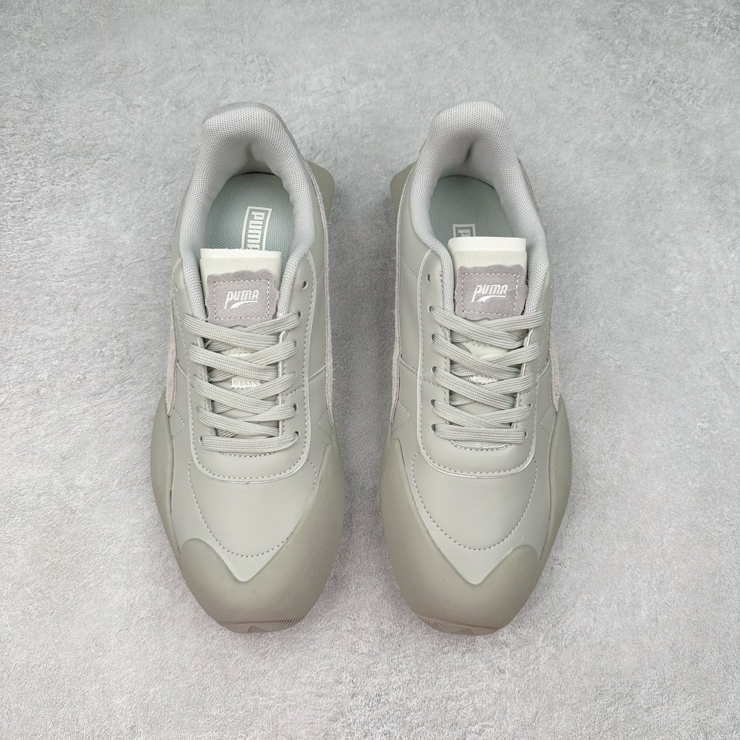 图片[2]-PUMA Vaderon Clean 彪马维德·克林系列低帮德训异型机能风扭扭休闲运动鞋 在复古风潮的推动下，最近德训鞋凭借着出色的颜值悄悄走红，备受各路玩家喜爱。近期，PUMA 为我们带来了一双集复古、摩登于一身的「PUMA Vaderon」，颜值可谓相当能打。整双鞋以传统的低帮造型呈现，采用做旧白色搭配生胶的造型，经典造型非常适合夏季穿着。鞋头的 T 字德训鞋设计复古味道十足，搭配包覆式鞋头，颇具个性。以皮革搭配磨砂皮包裹鞋面，保证优秀质感的同时，看上去层次也十分丰富。但要说最亮眼的还得是这不规则轮廓后跟，将现代化审美带入复古鞋型，勾勒起了强烈的视觉冲击。宽大的后跟设计搭配细长的德训鞋型，增高瘦腿的效果不必多说，对于爱美的小姐姐来说实在是太合适了。外底部分还原了德训鞋最具代表性的生胶大底，并采用多种纹路设计，兼具耐穿和稳定性。上脚后的第一感觉就是「贴地感」，搭配上外底的造型可以说稳定感十足，也有着超过大部分鞋的路感反馈。平心而论，此前德训鞋型大多是由价格不菲的奢侈品牌推出，也因此 PUMA Vaderon 也有着与生俱来的「old money」气质。尺码：35.5 36 37 37.5 38 38.5 39 40 40.5 41 42 42.5 43 44 45-选品中心