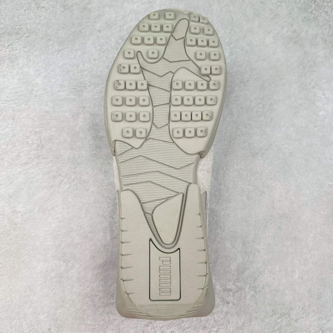 图片[9]-PUMA Vaderon Clean 彪马维德·克林系列低帮德训异型机能风扭扭休闲运动鞋 在复古风潮的推动下，最近德训鞋凭借着出色的颜值悄悄走红，备受各路玩家喜爱。近期，PUMA 为我们带来了一双集复古、摩登于一身的「PUMA Vaderon」，颜值可谓相当能打。整双鞋以传统的低帮造型呈现，采用做旧白色搭配生胶的造型，经典造型非常适合夏季穿着。鞋头的 T 字德训鞋设计复古味道十足，搭配包覆式鞋头，颇具个性。以皮革搭配磨砂皮包裹鞋面，保证优秀质感的同时，看上去层次也十分丰富。但要说最亮眼的还得是这不规则轮廓后跟，将现代化审美带入复古鞋型，勾勒起了强烈的视觉冲击。宽大的后跟设计搭配细长的德训鞋型，增高瘦腿的效果不必多说，对于爱美的小姐姐来说实在是太合适了。外底部分还原了德训鞋最具代表性的生胶大底，并采用多种纹路设计，兼具耐穿和稳定性。上脚后的第一感觉就是「贴地感」，搭配上外底的造型可以说稳定感十足，也有着超过大部分鞋的路感反馈。平心而论，此前德训鞋型大多是由价格不菲的奢侈品牌推出，也因此 PUMA Vaderon 也有着与生俱来的「old money」气质。尺码：35.5 36 37 37.5 38 38.5 39 40 40.5 41 42 42.5 43 44 45-选品中心