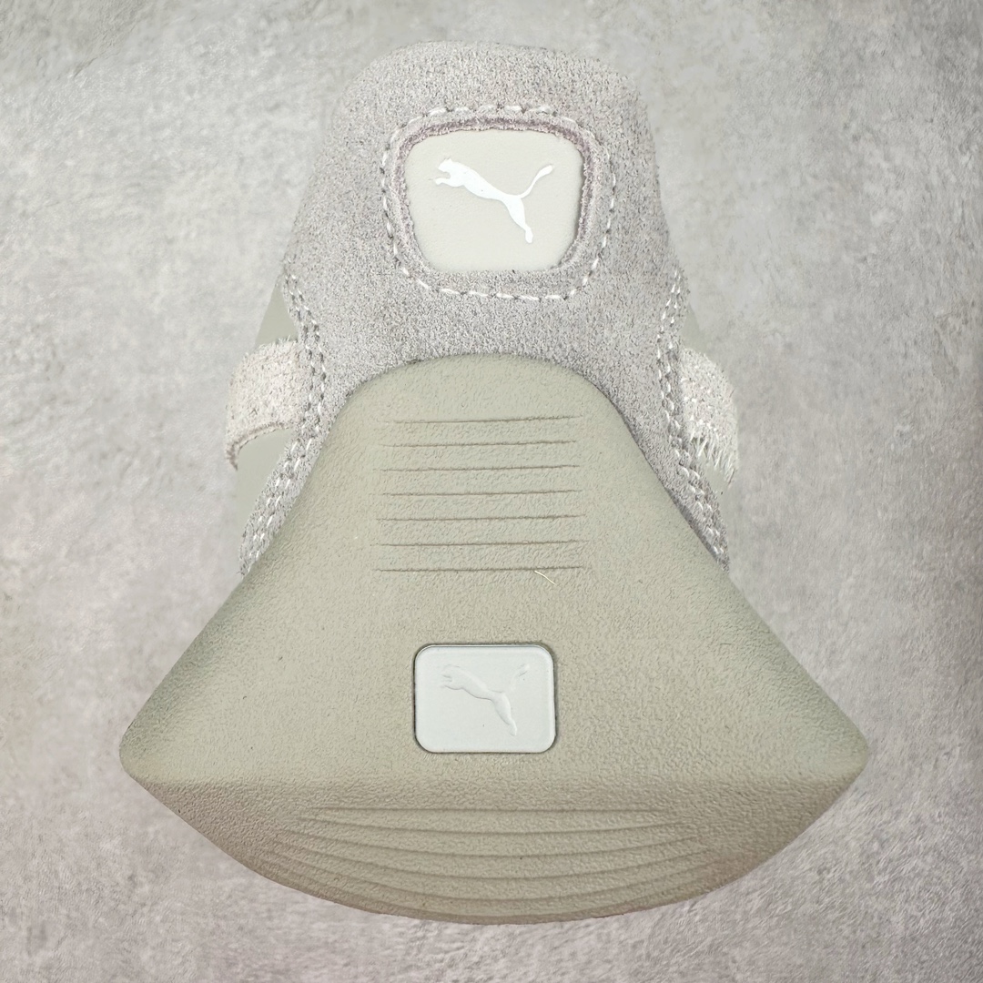 图片[8]-PUMA Vaderon Clean 彪马维德·克林系列低帮德训异型机能风扭扭休闲运动鞋 在复古风潮的推动下，最近德训鞋凭借着出色的颜值悄悄走红，备受各路玩家喜爱。近期，PUMA 为我们带来了一双集复古、摩登于一身的「PUMA Vaderon」，颜值可谓相当能打。整双鞋以传统的低帮造型呈现，采用做旧白色搭配生胶的造型，经典造型非常适合夏季穿着。鞋头的 T 字德训鞋设计复古味道十足，搭配包覆式鞋头，颇具个性。以皮革搭配磨砂皮包裹鞋面，保证优秀质感的同时，看上去层次也十分丰富。但要说最亮眼的还得是这不规则轮廓后跟，将现代化审美带入复古鞋型，勾勒起了强烈的视觉冲击。宽大的后跟设计搭配细长的德训鞋型，增高瘦腿的效果不必多说，对于爱美的小姐姐来说实在是太合适了。外底部分还原了德训鞋最具代表性的生胶大底，并采用多种纹路设计，兼具耐穿和稳定性。上脚后的第一感觉就是「贴地感」，搭配上外底的造型可以说稳定感十足，也有着超过大部分鞋的路感反馈。平心而论，此前德训鞋型大多是由价格不菲的奢侈品牌推出，也因此 PUMA Vaderon 也有着与生俱来的「old money」气质。尺码：35.5 36 37 37.5 38 38.5 39 40 40.5 41 42 42.5 43 44 45-选品中心