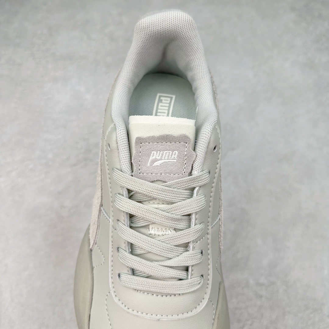 图片[5]-PUMA Vaderon Clean 彪马维德·克林系列低帮德训异型机能风扭扭休闲运动鞋 在复古风潮的推动下，最近德训鞋凭借着出色的颜值悄悄走红，备受各路玩家喜爱。近期，PUMA 为我们带来了一双集复古、摩登于一身的「PUMA Vaderon」，颜值可谓相当能打。整双鞋以传统的低帮造型呈现，采用做旧白色搭配生胶的造型，经典造型非常适合夏季穿着。鞋头的 T 字德训鞋设计复古味道十足，搭配包覆式鞋头，颇具个性。以皮革搭配磨砂皮包裹鞋面，保证优秀质感的同时，看上去层次也十分丰富。但要说最亮眼的还得是这不规则轮廓后跟，将现代化审美带入复古鞋型，勾勒起了强烈的视觉冲击。宽大的后跟设计搭配细长的德训鞋型，增高瘦腿的效果不必多说，对于爱美的小姐姐来说实在是太合适了。外底部分还原了德训鞋最具代表性的生胶大底，并采用多种纹路设计，兼具耐穿和稳定性。上脚后的第一感觉就是「贴地感」，搭配上外底的造型可以说稳定感十足，也有着超过大部分鞋的路感反馈。平心而论，此前德训鞋型大多是由价格不菲的奢侈品牌推出，也因此 PUMA Vaderon 也有着与生俱来的「old money」气质。尺码：35.5 36 37 37.5 38 38.5 39 40 40.5 41 42 42.5 43 44 45-选品中心