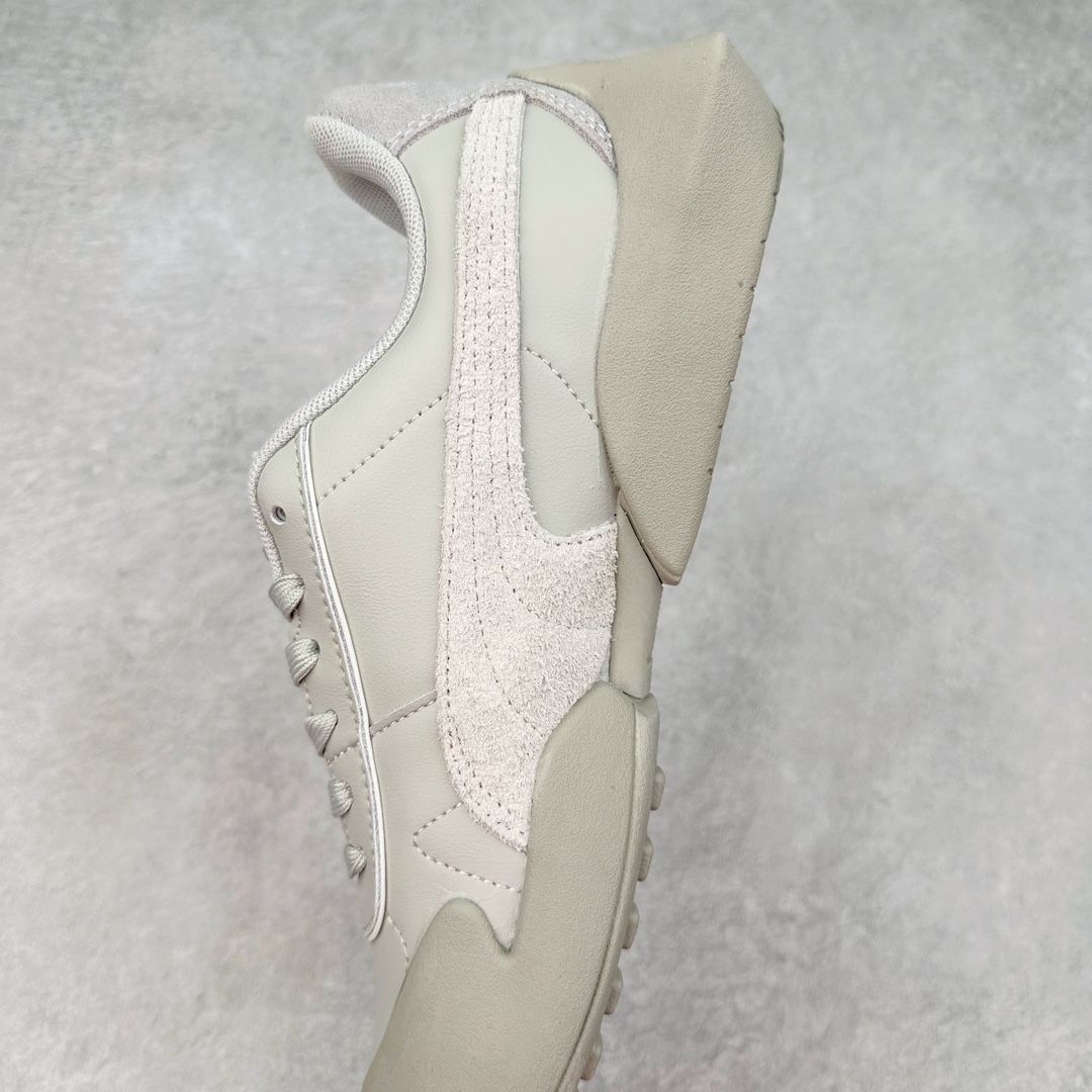 图片[7]-PUMA Vaderon Clean 彪马维德·克林系列低帮德训异型机能风扭扭休闲运动鞋 在复古风潮的推动下，最近德训鞋凭借着出色的颜值悄悄走红，备受各路玩家喜爱。近期，PUMA 为我们带来了一双集复古、摩登于一身的「PUMA Vaderon」，颜值可谓相当能打。整双鞋以传统的低帮造型呈现，采用做旧白色搭配生胶的造型，经典造型非常适合夏季穿着。鞋头的 T 字德训鞋设计复古味道十足，搭配包覆式鞋头，颇具个性。以皮革搭配磨砂皮包裹鞋面，保证优秀质感的同时，看上去层次也十分丰富。但要说最亮眼的还得是这不规则轮廓后跟，将现代化审美带入复古鞋型，勾勒起了强烈的视觉冲击。宽大的后跟设计搭配细长的德训鞋型，增高瘦腿的效果不必多说，对于爱美的小姐姐来说实在是太合适了。外底部分还原了德训鞋最具代表性的生胶大底，并采用多种纹路设计，兼具耐穿和稳定性。上脚后的第一感觉就是「贴地感」，搭配上外底的造型可以说稳定感十足，也有着超过大部分鞋的路感反馈。平心而论，此前德训鞋型大多是由价格不菲的奢侈品牌推出，也因此 PUMA Vaderon 也有着与生俱来的「old money」气质。尺码：35.5 36 37 37.5 38 38.5 39 40 40.5 41 42 42.5 43 44 45-选品中心