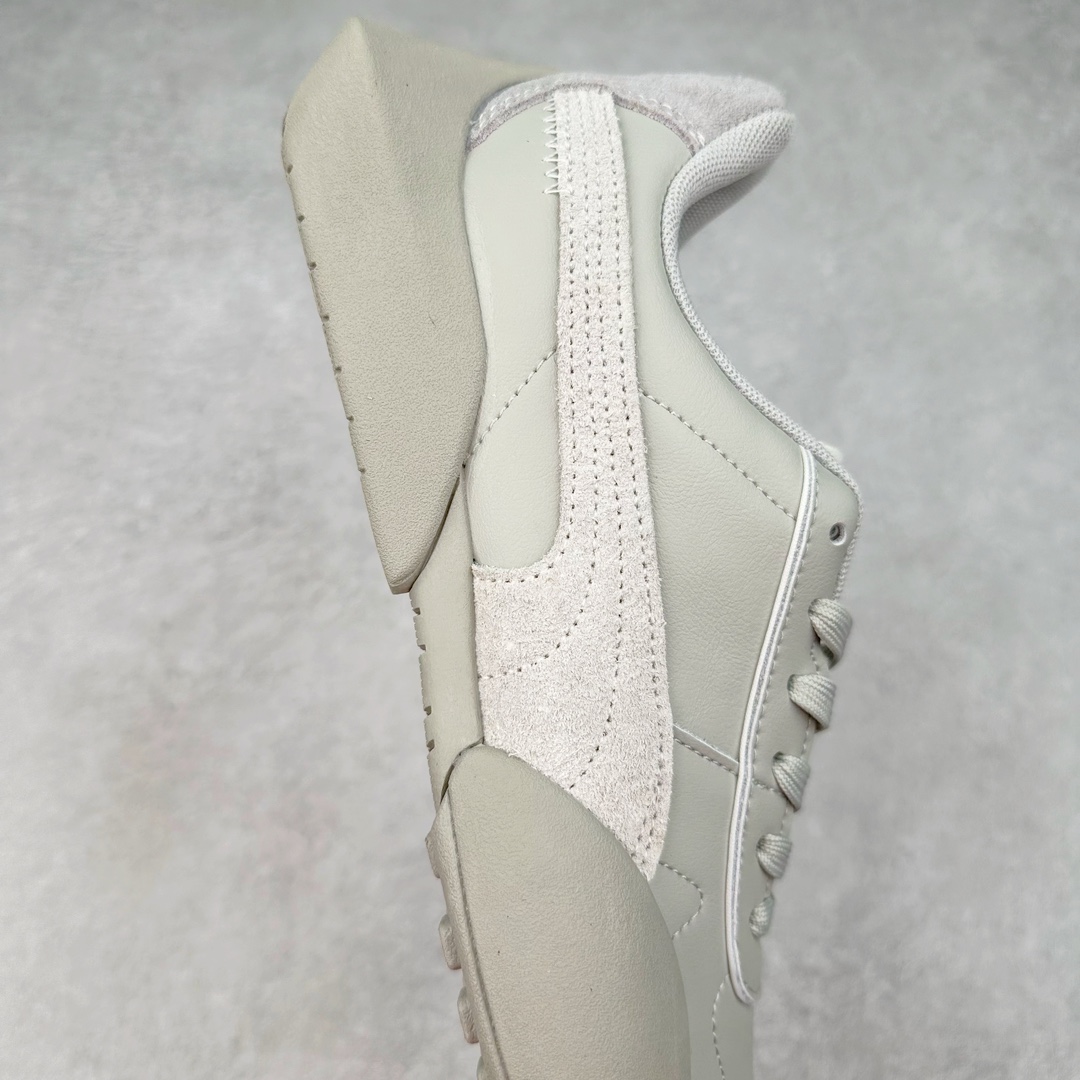 图片[6]-PUMA Vaderon Clean 彪马维德·克林系列低帮德训异型机能风扭扭休闲运动鞋 在复古风潮的推动下，最近德训鞋凭借着出色的颜值悄悄走红，备受各路玩家喜爱。近期，PUMA 为我们带来了一双集复古、摩登于一身的「PUMA Vaderon」，颜值可谓相当能打。整双鞋以传统的低帮造型呈现，采用做旧白色搭配生胶的造型，经典造型非常适合夏季穿着。鞋头的 T 字德训鞋设计复古味道十足，搭配包覆式鞋头，颇具个性。以皮革搭配磨砂皮包裹鞋面，保证优秀质感的同时，看上去层次也十分丰富。但要说最亮眼的还得是这不规则轮廓后跟，将现代化审美带入复古鞋型，勾勒起了强烈的视觉冲击。宽大的后跟设计搭配细长的德训鞋型，增高瘦腿的效果不必多说，对于爱美的小姐姐来说实在是太合适了。外底部分还原了德训鞋最具代表性的生胶大底，并采用多种纹路设计，兼具耐穿和稳定性。上脚后的第一感觉就是「贴地感」，搭配上外底的造型可以说稳定感十足，也有着超过大部分鞋的路感反馈。平心而论，此前德训鞋型大多是由价格不菲的奢侈品牌推出，也因此 PUMA Vaderon 也有着与生俱来的「old money」气质。尺码：35.5 36 37 37.5 38 38.5 39 40 40.5 41 42 42.5 43 44 45-选品中心