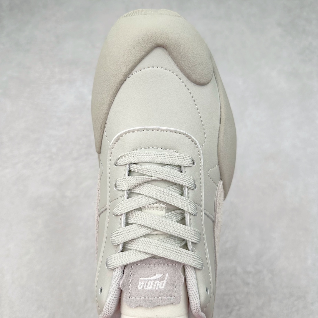 图片[4]-PUMA Vaderon Clean 彪马维德·克林系列低帮德训异型机能风扭扭休闲运动鞋 在复古风潮的推动下，最近德训鞋凭借着出色的颜值悄悄走红，备受各路玩家喜爱。近期，PUMA 为我们带来了一双集复古、摩登于一身的「PUMA Vaderon」，颜值可谓相当能打。整双鞋以传统的低帮造型呈现，采用做旧白色搭配生胶的造型，经典造型非常适合夏季穿着。鞋头的 T 字德训鞋设计复古味道十足，搭配包覆式鞋头，颇具个性。以皮革搭配磨砂皮包裹鞋面，保证优秀质感的同时，看上去层次也十分丰富。但要说最亮眼的还得是这不规则轮廓后跟，将现代化审美带入复古鞋型，勾勒起了强烈的视觉冲击。宽大的后跟设计搭配细长的德训鞋型，增高瘦腿的效果不必多说，对于爱美的小姐姐来说实在是太合适了。外底部分还原了德训鞋最具代表性的生胶大底，并采用多种纹路设计，兼具耐穿和稳定性。上脚后的第一感觉就是「贴地感」，搭配上外底的造型可以说稳定感十足，也有着超过大部分鞋的路感反馈。平心而论，此前德训鞋型大多是由价格不菲的奢侈品牌推出，也因此 PUMA Vaderon 也有着与生俱来的「old money」气质。尺码：35.5 36 37 37.5 38 38.5 39 40 40.5 41 42 42.5 43 44 45-选品中心