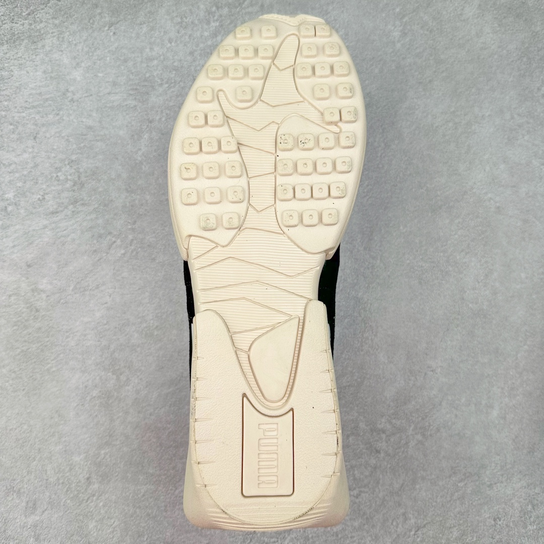 图片[9]-PUMA Vaderon Clean 彪马维德·克林系列低帮德训异型机能风扭扭休闲运动鞋 在复古风潮的推动下，最近德训鞋凭借着出色的颜值悄悄走红，备受各路玩家喜爱。近期，PUMA 为我们带来了一双集复古、摩登于一身的「PUMA Vaderon」，颜值可谓相当能打。整双鞋以传统的低帮造型呈现，采用做旧白色搭配生胶的造型，经典造型非常适合夏季穿着。鞋头的 T 字德训鞋设计复古味道十足，搭配包覆式鞋头，颇具个性。以皮革搭配磨砂皮包裹鞋面，保证优秀质感的同时，看上去层次也十分丰富。但要说最亮眼的还得是这不规则轮廓后跟，将现代化审美带入复古鞋型，勾勒起了强烈的视觉冲击。宽大的后跟设计搭配细长的德训鞋型，增高瘦腿的效果不必多说，对于爱美的小姐姐来说实在是太合适了。外底部分还原了德训鞋最具代表性的生胶大底，并采用多种纹路设计，兼具耐穿和稳定性。上脚后的第一感觉就是「贴地感」，搭配上外底的造型可以说稳定感十足，也有着超过大部分鞋的路感反馈。平心而论，此前德训鞋型大多是由价格不菲的奢侈品牌推出，也因此 PUMA Vaderon 也有着与生俱来的「old money」气质。尺码：35.5 36 37 37.5 38 38.5 39 40 40.5 41 42 42.5 43 44 45-选品中心