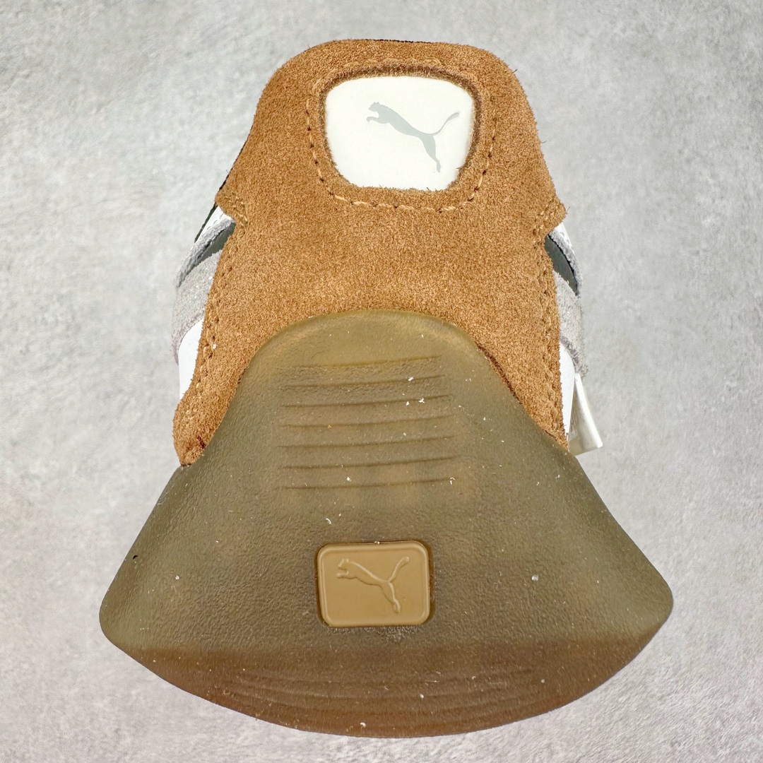 图片[8]-PUMA Vaderon Clean 彪马维德·克林系列低帮德训异型机能风扭扭休闲运动鞋 在复古风潮的推动下，最近德训鞋凭借着出色的颜值悄悄走红，备受各路玩家喜爱。近期，PUMA 为我们带来了一双集复古、摩登于一身的「PUMA Vaderon」，颜值可谓相当能打。整双鞋以传统的低帮造型呈现，采用做旧白色搭配生胶的造型，经典造型非常适合夏季穿着。鞋头的 T 字德训鞋设计复古味道十足，搭配包覆式鞋头，颇具个性。以皮革搭配磨砂皮包裹鞋面，保证优秀质感的同时，看上去层次也十分丰富。但要说最亮眼的还得是这不规则轮廓后跟，将现代化审美带入复古鞋型，勾勒起了强烈的视觉冲击。宽大的后跟设计搭配细长的德训鞋型，增高瘦腿的效果不必多说，对于爱美的小姐姐来说实在是太合适了。外底部分还原了德训鞋最具代表性的生胶大底，并采用多种纹路设计，兼具耐穿和稳定性。上脚后的第一感觉就是「贴地感」，搭配上外底的造型可以说稳定感十足，也有着超过大部分鞋的路感反馈。平心而论，此前德训鞋型大多是由价格不菲的奢侈品牌推出，也因此 PUMA Vaderon 也有着与生俱来的「old money」气质。尺码：35.5 36 37 37.5 38 38.5 39 40 40.5 41 42 42.5 43 44 45-选品中心