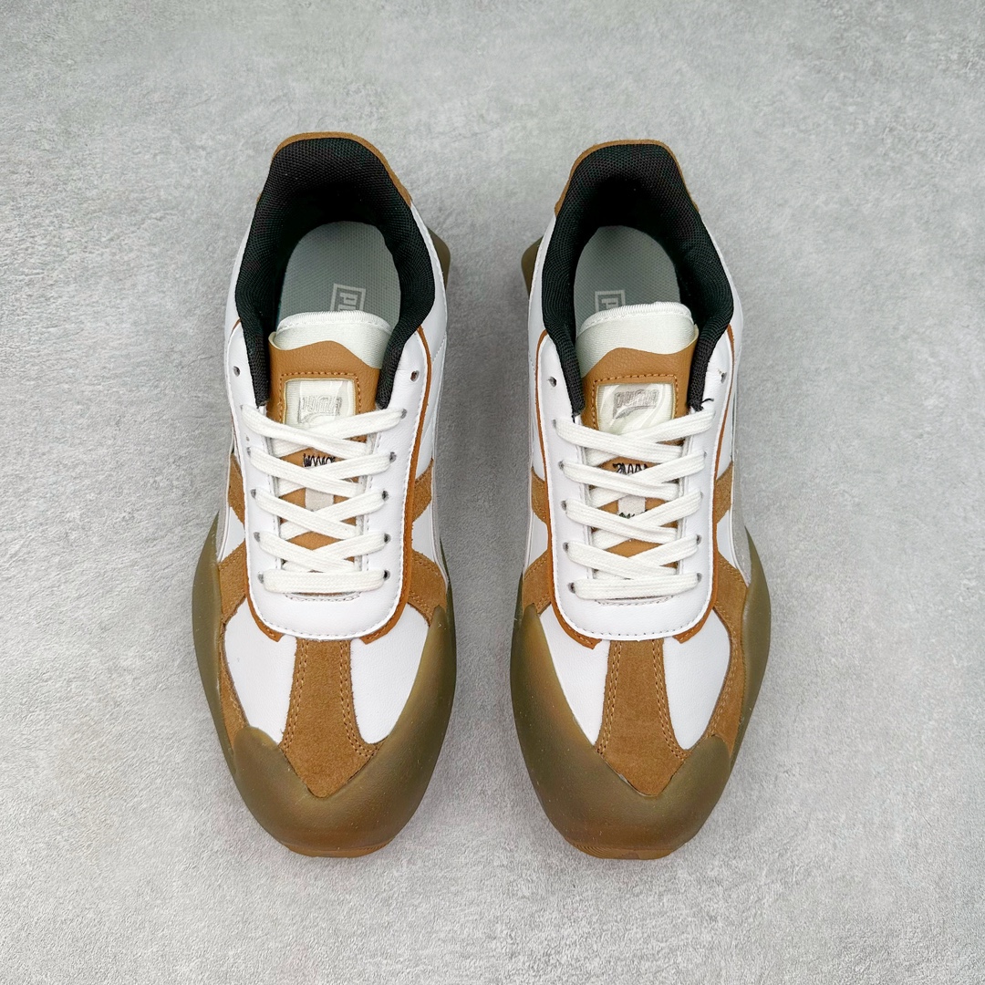 图片[2]-PUMA Vaderon Clean 彪马维德·克林系列低帮德训异型机能风扭扭休闲运动鞋 在复古风潮的推动下，最近德训鞋凭借着出色的颜值悄悄走红，备受各路玩家喜爱。近期，PUMA 为我们带来了一双集复古、摩登于一身的「PUMA Vaderon」，颜值可谓相当能打。整双鞋以传统的低帮造型呈现，采用做旧白色搭配生胶的造型，经典造型非常适合夏季穿着。鞋头的 T 字德训鞋设计复古味道十足，搭配包覆式鞋头，颇具个性。以皮革搭配磨砂皮包裹鞋面，保证优秀质感的同时，看上去层次也十分丰富。但要说最亮眼的还得是这不规则轮廓后跟，将现代化审美带入复古鞋型，勾勒起了强烈的视觉冲击。宽大的后跟设计搭配细长的德训鞋型，增高瘦腿的效果不必多说，对于爱美的小姐姐来说实在是太合适了。外底部分还原了德训鞋最具代表性的生胶大底，并采用多种纹路设计，兼具耐穿和稳定性。上脚后的第一感觉就是「贴地感」，搭配上外底的造型可以说稳定感十足，也有着超过大部分鞋的路感反馈。平心而论，此前德训鞋型大多是由价格不菲的奢侈品牌推出，也因此 PUMA Vaderon 也有着与生俱来的「old money」气质。尺码：35.5 36 37 37.5 38 38.5 39 40 40.5 41 42 42.5 43 44 45-选品中心