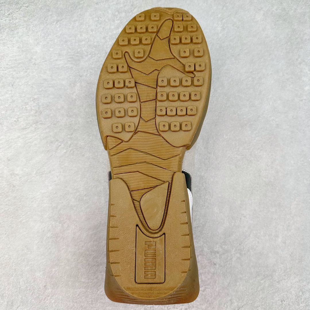 图片[9]-PUMA Vaderon Clean 彪马维德·克林系列低帮德训异型机能风扭扭休闲运动鞋 在复古风潮的推动下，最近德训鞋凭借着出色的颜值悄悄走红，备受各路玩家喜爱。近期，PUMA 为我们带来了一双集复古、摩登于一身的「PUMA Vaderon」，颜值可谓相当能打。整双鞋以传统的低帮造型呈现，采用做旧白色搭配生胶的造型，经典造型非常适合夏季穿着。鞋头的 T 字德训鞋设计复古味道十足，搭配包覆式鞋头，颇具个性。以皮革搭配磨砂皮包裹鞋面，保证优秀质感的同时，看上去层次也十分丰富。但要说最亮眼的还得是这不规则轮廓后跟，将现代化审美带入复古鞋型，勾勒起了强烈的视觉冲击。宽大的后跟设计搭配细长的德训鞋型，增高瘦腿的效果不必多说，对于爱美的小姐姐来说实在是太合适了。外底部分还原了德训鞋最具代表性的生胶大底，并采用多种纹路设计，兼具耐穿和稳定性。上脚后的第一感觉就是「贴地感」，搭配上外底的造型可以说稳定感十足，也有着超过大部分鞋的路感反馈。平心而论，此前德训鞋型大多是由价格不菲的奢侈品牌推出，也因此 PUMA Vaderon 也有着与生俱来的「old money」气质。尺码：35.5 36 37 37.5 38 38.5 39 40 40.5 41 42 42.5 43 44 45-选品中心