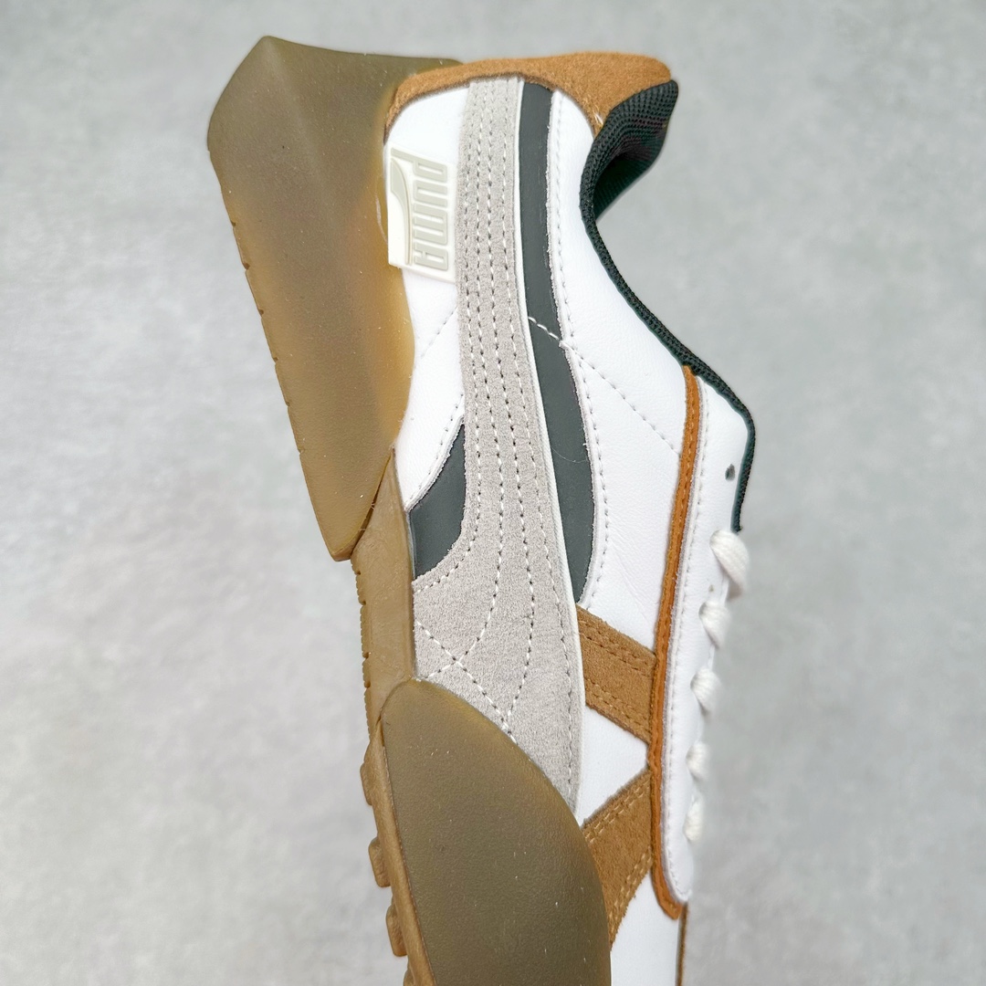 图片[6]-PUMA Vaderon Clean 彪马维德·克林系列低帮德训异型机能风扭扭休闲运动鞋 在复古风潮的推动下，最近德训鞋凭借着出色的颜值悄悄走红，备受各路玩家喜爱。近期，PUMA 为我们带来了一双集复古、摩登于一身的「PUMA Vaderon」，颜值可谓相当能打。整双鞋以传统的低帮造型呈现，采用做旧白色搭配生胶的造型，经典造型非常适合夏季穿着。鞋头的 T 字德训鞋设计复古味道十足，搭配包覆式鞋头，颇具个性。以皮革搭配磨砂皮包裹鞋面，保证优秀质感的同时，看上去层次也十分丰富。但要说最亮眼的还得是这不规则轮廓后跟，将现代化审美带入复古鞋型，勾勒起了强烈的视觉冲击。宽大的后跟设计搭配细长的德训鞋型，增高瘦腿的效果不必多说，对于爱美的小姐姐来说实在是太合适了。外底部分还原了德训鞋最具代表性的生胶大底，并采用多种纹路设计，兼具耐穿和稳定性。上脚后的第一感觉就是「贴地感」，搭配上外底的造型可以说稳定感十足，也有着超过大部分鞋的路感反馈。平心而论，此前德训鞋型大多是由价格不菲的奢侈品牌推出，也因此 PUMA Vaderon 也有着与生俱来的「old money」气质。尺码：35.5 36 37 37.5 38 38.5 39 40 40.5 41 42 42.5 43 44 45-选品中心