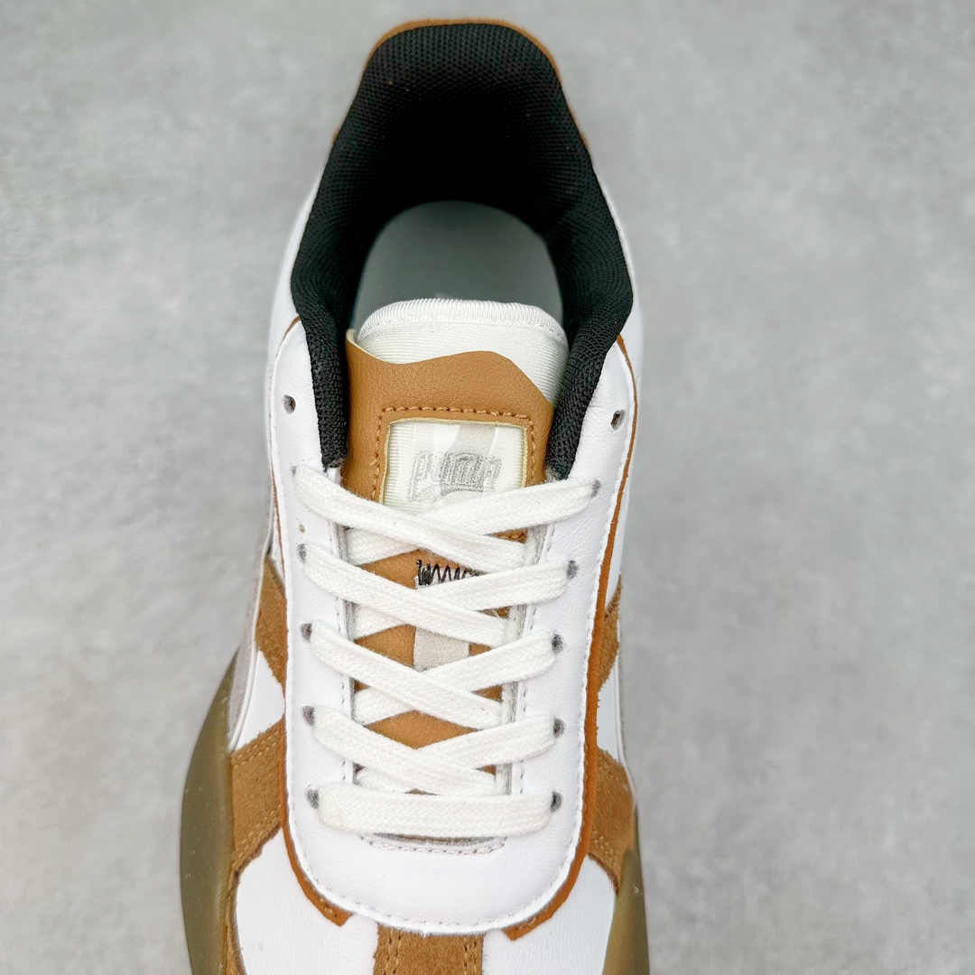 图片[5]-PUMA Vaderon Clean 彪马维德·克林系列低帮德训异型机能风扭扭休闲运动鞋 在复古风潮的推动下，最近德训鞋凭借着出色的颜值悄悄走红，备受各路玩家喜爱。近期，PUMA 为我们带来了一双集复古、摩登于一身的「PUMA Vaderon」，颜值可谓相当能打。整双鞋以传统的低帮造型呈现，采用做旧白色搭配生胶的造型，经典造型非常适合夏季穿着。鞋头的 T 字德训鞋设计复古味道十足，搭配包覆式鞋头，颇具个性。以皮革搭配磨砂皮包裹鞋面，保证优秀质感的同时，看上去层次也十分丰富。但要说最亮眼的还得是这不规则轮廓后跟，将现代化审美带入复古鞋型，勾勒起了强烈的视觉冲击。宽大的后跟设计搭配细长的德训鞋型，增高瘦腿的效果不必多说，对于爱美的小姐姐来说实在是太合适了。外底部分还原了德训鞋最具代表性的生胶大底，并采用多种纹路设计，兼具耐穿和稳定性。上脚后的第一感觉就是「贴地感」，搭配上外底的造型可以说稳定感十足，也有着超过大部分鞋的路感反馈。平心而论，此前德训鞋型大多是由价格不菲的奢侈品牌推出，也因此 PUMA Vaderon 也有着与生俱来的「old money」气质。尺码：35.5 36 37 37.5 38 38.5 39 40 40.5 41 42 42.5 43 44 45-选品中心