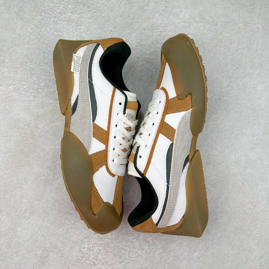 图片[3]-PUMA Vaderon Clean 彪马维德·克林系列低帮德训异型机能风扭扭休闲运动鞋 在复古风潮的推动下，最近德训鞋凭借着出色的颜值悄悄走红，备受各路玩家喜爱。近期，PUMA 为我们带来了一双集复古、摩登于一身的「PUMA Vaderon」，颜值可谓相当能打。整双鞋以传统的低帮造型呈现，采用做旧白色搭配生胶的造型，经典造型非常适合夏季穿着。鞋头的 T 字德训鞋设计复古味道十足，搭配包覆式鞋头，颇具个性。以皮革搭配磨砂皮包裹鞋面，保证优秀质感的同时，看上去层次也十分丰富。但要说最亮眼的还得是这不规则轮廓后跟，将现代化审美带入复古鞋型，勾勒起了强烈的视觉冲击。宽大的后跟设计搭配细长的德训鞋型，增高瘦腿的效果不必多说，对于爱美的小姐姐来说实在是太合适了。外底部分还原了德训鞋最具代表性的生胶大底，并采用多种纹路设计，兼具耐穿和稳定性。上脚后的第一感觉就是「贴地感」，搭配上外底的造型可以说稳定感十足，也有着超过大部分鞋的路感反馈。平心而论，此前德训鞋型大多是由价格不菲的奢侈品牌推出，也因此 PUMA Vaderon 也有着与生俱来的「old money」气质。尺码：35.5 36 37 37.5 38 38.5 39 40 40.5 41 42 42.5 43 44 45-选品中心