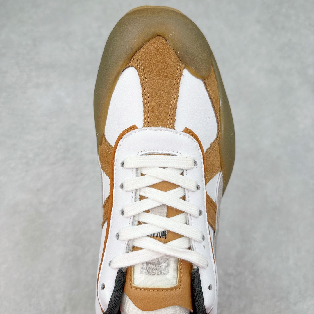 图片[4]-PUMA Vaderon Clean 彪马维德·克林系列低帮德训异型机能风扭扭休闲运动鞋 在复古风潮的推动下，最近德训鞋凭借着出色的颜值悄悄走红，备受各路玩家喜爱。近期，PUMA 为我们带来了一双集复古、摩登于一身的「PUMA Vaderon」，颜值可谓相当能打。整双鞋以传统的低帮造型呈现，采用做旧白色搭配生胶的造型，经典造型非常适合夏季穿着。鞋头的 T 字德训鞋设计复古味道十足，搭配包覆式鞋头，颇具个性。以皮革搭配磨砂皮包裹鞋面，保证优秀质感的同时，看上去层次也十分丰富。但要说最亮眼的还得是这不规则轮廓后跟，将现代化审美带入复古鞋型，勾勒起了强烈的视觉冲击。宽大的后跟设计搭配细长的德训鞋型，增高瘦腿的效果不必多说，对于爱美的小姐姐来说实在是太合适了。外底部分还原了德训鞋最具代表性的生胶大底，并采用多种纹路设计，兼具耐穿和稳定性。上脚后的第一感觉就是「贴地感」，搭配上外底的造型可以说稳定感十足，也有着超过大部分鞋的路感反馈。平心而论，此前德训鞋型大多是由价格不菲的奢侈品牌推出，也因此 PUMA Vaderon 也有着与生俱来的「old money」气质。尺码：35.5 36 37 37.5 38 38.5 39 40 40.5 41 42 42.5 43 44 45-选品中心