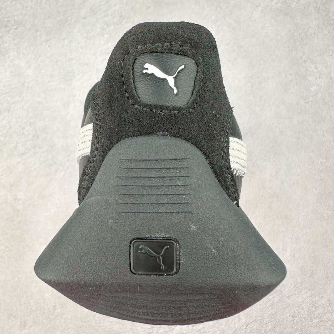 图片[8]-PUMA Vaderon Clean 彪马维德·克林系列低帮德训异型机能风扭扭休闲运动鞋 在复古风潮的推动下，最近德训鞋凭借着出色的颜值悄悄走红，备受各路玩家喜爱。近期，PUMA 为我们带来了一双集复古、摩登于一身的「PUMA Vaderon」，颜值可谓相当能打。整双鞋以传统的低帮造型呈现，采用做旧白色搭配生胶的造型，经典造型非常适合夏季穿着。鞋头的 T 字德训鞋设计复古味道十足，搭配包覆式鞋头，颇具个性。以皮革搭配磨砂皮包裹鞋面，保证优秀质感的同时，看上去层次也十分丰富。但要说最亮眼的还得是这不规则轮廓后跟，将现代化审美带入复古鞋型，勾勒起了强烈的视觉冲击。宽大的后跟设计搭配细长的德训鞋型，增高瘦腿的效果不必多说，对于爱美的小姐姐来说实在是太合适了。外底部分还原了德训鞋最具代表性的生胶大底，并采用多种纹路设计，兼具耐穿和稳定性。上脚后的第一感觉就是「贴地感」，搭配上外底的造型可以说稳定感十足，也有着超过大部分鞋的路感反馈。平心而论，此前德训鞋型大多是由价格不菲的奢侈品牌推出，也因此 PUMA Vaderon 也有着与生俱来的「old money」气质。尺码：35.5 36 37 37.5 38 38.5 39 40 40.5 41 42 42.5 43 44 45-选品中心