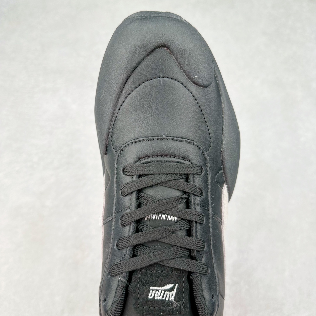 图片[4]-PUMA Vaderon Clean 彪马维德·克林系列低帮德训异型机能风扭扭休闲运动鞋 在复古风潮的推动下，最近德训鞋凭借着出色的颜值悄悄走红，备受各路玩家喜爱。近期，PUMA 为我们带来了一双集复古、摩登于一身的「PUMA Vaderon」，颜值可谓相当能打。整双鞋以传统的低帮造型呈现，采用做旧白色搭配生胶的造型，经典造型非常适合夏季穿着。鞋头的 T 字德训鞋设计复古味道十足，搭配包覆式鞋头，颇具个性。以皮革搭配磨砂皮包裹鞋面，保证优秀质感的同时，看上去层次也十分丰富。但要说最亮眼的还得是这不规则轮廓后跟，将现代化审美带入复古鞋型，勾勒起了强烈的视觉冲击。宽大的后跟设计搭配细长的德训鞋型，增高瘦腿的效果不必多说，对于爱美的小姐姐来说实在是太合适了。外底部分还原了德训鞋最具代表性的生胶大底，并采用多种纹路设计，兼具耐穿和稳定性。上脚后的第一感觉就是「贴地感」，搭配上外底的造型可以说稳定感十足，也有着超过大部分鞋的路感反馈。平心而论，此前德训鞋型大多是由价格不菲的奢侈品牌推出，也因此 PUMA Vaderon 也有着与生俱来的「old money」气质。尺码：35.5 36 37 37.5 38 38.5 39 40 40.5 41 42 42.5 43 44 45-选品中心