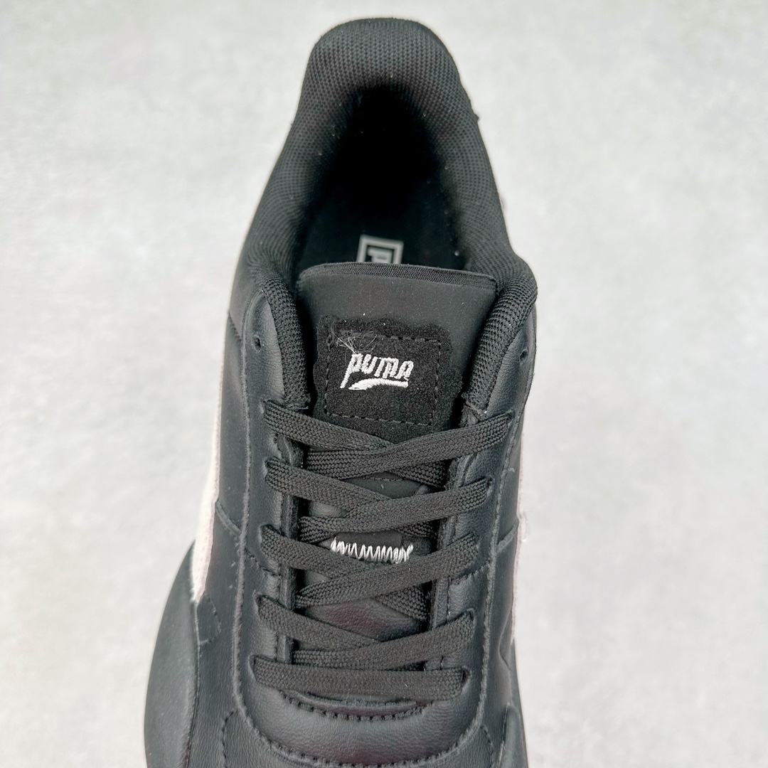 图片[5]-PUMA Vaderon Clean 彪马维德·克林系列低帮德训异型机能风扭扭休闲运动鞋 在复古风潮的推动下，最近德训鞋凭借着出色的颜值悄悄走红，备受各路玩家喜爱。近期，PUMA 为我们带来了一双集复古、摩登于一身的「PUMA Vaderon」，颜值可谓相当能打。整双鞋以传统的低帮造型呈现，采用做旧白色搭配生胶的造型，经典造型非常适合夏季穿着。鞋头的 T 字德训鞋设计复古味道十足，搭配包覆式鞋头，颇具个性。以皮革搭配磨砂皮包裹鞋面，保证优秀质感的同时，看上去层次也十分丰富。但要说最亮眼的还得是这不规则轮廓后跟，将现代化审美带入复古鞋型，勾勒起了强烈的视觉冲击。宽大的后跟设计搭配细长的德训鞋型，增高瘦腿的效果不必多说，对于爱美的小姐姐来说实在是太合适了。外底部分还原了德训鞋最具代表性的生胶大底，并采用多种纹路设计，兼具耐穿和稳定性。上脚后的第一感觉就是「贴地感」，搭配上外底的造型可以说稳定感十足，也有着超过大部分鞋的路感反馈。平心而论，此前德训鞋型大多是由价格不菲的奢侈品牌推出，也因此 PUMA Vaderon 也有着与生俱来的「old money」气质。尺码：35.5 36 37 37.5 38 38.5 39 40 40.5 41 42 42.5 43 44 45-选品中心