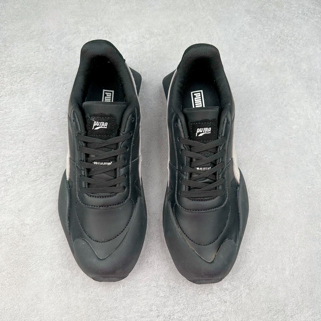 图片[2]-PUMA Vaderon Clean 彪马维德·克林系列低帮德训异型机能风扭扭休闲运动鞋 在复古风潮的推动下，最近德训鞋凭借着出色的颜值悄悄走红，备受各路玩家喜爱。近期，PUMA 为我们带来了一双集复古、摩登于一身的「PUMA Vaderon」，颜值可谓相当能打。整双鞋以传统的低帮造型呈现，采用做旧白色搭配生胶的造型，经典造型非常适合夏季穿着。鞋头的 T 字德训鞋设计复古味道十足，搭配包覆式鞋头，颇具个性。以皮革搭配磨砂皮包裹鞋面，保证优秀质感的同时，看上去层次也十分丰富。但要说最亮眼的还得是这不规则轮廓后跟，将现代化审美带入复古鞋型，勾勒起了强烈的视觉冲击。宽大的后跟设计搭配细长的德训鞋型，增高瘦腿的效果不必多说，对于爱美的小姐姐来说实在是太合适了。外底部分还原了德训鞋最具代表性的生胶大底，并采用多种纹路设计，兼具耐穿和稳定性。上脚后的第一感觉就是「贴地感」，搭配上外底的造型可以说稳定感十足，也有着超过大部分鞋的路感反馈。平心而论，此前德训鞋型大多是由价格不菲的奢侈品牌推出，也因此 PUMA Vaderon 也有着与生俱来的「old money」气质。尺码：35.5 36 37 37.5 38 38.5 39 40 40.5 41 42 42.5 43 44 45-选品中心