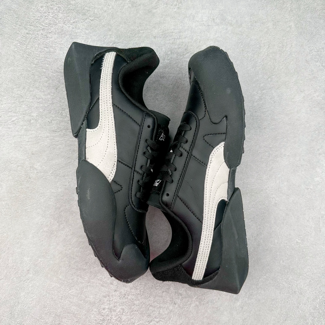 图片[3]-PUMA Vaderon Clean 彪马维德·克林系列低帮德训异型机能风扭扭休闲运动鞋 在复古风潮的推动下，最近德训鞋凭借着出色的颜值悄悄走红，备受各路玩家喜爱。近期，PUMA 为我们带来了一双集复古、摩登于一身的「PUMA Vaderon」，颜值可谓相当能打。整双鞋以传统的低帮造型呈现，采用做旧白色搭配生胶的造型，经典造型非常适合夏季穿着。鞋头的 T 字德训鞋设计复古味道十足，搭配包覆式鞋头，颇具个性。以皮革搭配磨砂皮包裹鞋面，保证优秀质感的同时，看上去层次也十分丰富。但要说最亮眼的还得是这不规则轮廓后跟，将现代化审美带入复古鞋型，勾勒起了强烈的视觉冲击。宽大的后跟设计搭配细长的德训鞋型，增高瘦腿的效果不必多说，对于爱美的小姐姐来说实在是太合适了。外底部分还原了德训鞋最具代表性的生胶大底，并采用多种纹路设计，兼具耐穿和稳定性。上脚后的第一感觉就是「贴地感」，搭配上外底的造型可以说稳定感十足，也有着超过大部分鞋的路感反馈。平心而论，此前德训鞋型大多是由价格不菲的奢侈品牌推出，也因此 PUMA Vaderon 也有着与生俱来的「old money」气质。尺码：35.5 36 37 37.5 38 38.5 39 40 40.5 41 42 42.5 43 44 45-选品中心