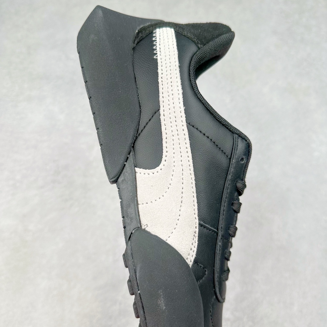 图片[6]-PUMA Vaderon Clean 彪马维德·克林系列低帮德训异型机能风扭扭休闲运动鞋 在复古风潮的推动下，最近德训鞋凭借着出色的颜值悄悄走红，备受各路玩家喜爱。近期，PUMA 为我们带来了一双集复古、摩登于一身的「PUMA Vaderon」，颜值可谓相当能打。整双鞋以传统的低帮造型呈现，采用做旧白色搭配生胶的造型，经典造型非常适合夏季穿着。鞋头的 T 字德训鞋设计复古味道十足，搭配包覆式鞋头，颇具个性。以皮革搭配磨砂皮包裹鞋面，保证优秀质感的同时，看上去层次也十分丰富。但要说最亮眼的还得是这不规则轮廓后跟，将现代化审美带入复古鞋型，勾勒起了强烈的视觉冲击。宽大的后跟设计搭配细长的德训鞋型，增高瘦腿的效果不必多说，对于爱美的小姐姐来说实在是太合适了。外底部分还原了德训鞋最具代表性的生胶大底，并采用多种纹路设计，兼具耐穿和稳定性。上脚后的第一感觉就是「贴地感」，搭配上外底的造型可以说稳定感十足，也有着超过大部分鞋的路感反馈。平心而论，此前德训鞋型大多是由价格不菲的奢侈品牌推出，也因此 PUMA Vaderon 也有着与生俱来的「old money」气质。尺码：35.5 36 37 37.5 38 38.5 39 40 40.5 41 42 42.5 43 44 45-选品中心