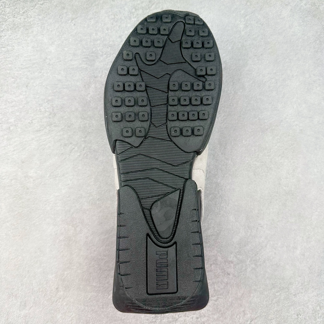 图片[9]-PUMA Vaderon Clean 彪马维德·克林系列低帮德训异型机能风扭扭休闲运动鞋 在复古风潮的推动下，最近德训鞋凭借着出色的颜值悄悄走红，备受各路玩家喜爱。近期，PUMA 为我们带来了一双集复古、摩登于一身的「PUMA Vaderon」，颜值可谓相当能打。整双鞋以传统的低帮造型呈现，采用做旧白色搭配生胶的造型，经典造型非常适合夏季穿着。鞋头的 T 字德训鞋设计复古味道十足，搭配包覆式鞋头，颇具个性。以皮革搭配磨砂皮包裹鞋面，保证优秀质感的同时，看上去层次也十分丰富。但要说最亮眼的还得是这不规则轮廓后跟，将现代化审美带入复古鞋型，勾勒起了强烈的视觉冲击。宽大的后跟设计搭配细长的德训鞋型，增高瘦腿的效果不必多说，对于爱美的小姐姐来说实在是太合适了。外底部分还原了德训鞋最具代表性的生胶大底，并采用多种纹路设计，兼具耐穿和稳定性。上脚后的第一感觉就是「贴地感」，搭配上外底的造型可以说稳定感十足，也有着超过大部分鞋的路感反馈。平心而论，此前德训鞋型大多是由价格不菲的奢侈品牌推出，也因此 PUMA Vaderon 也有着与生俱来的「old money」气质。尺码：35.5 36 37 37.5 38 38.5 39 40 40.5 41 42 42.5 43 44 45-选品中心