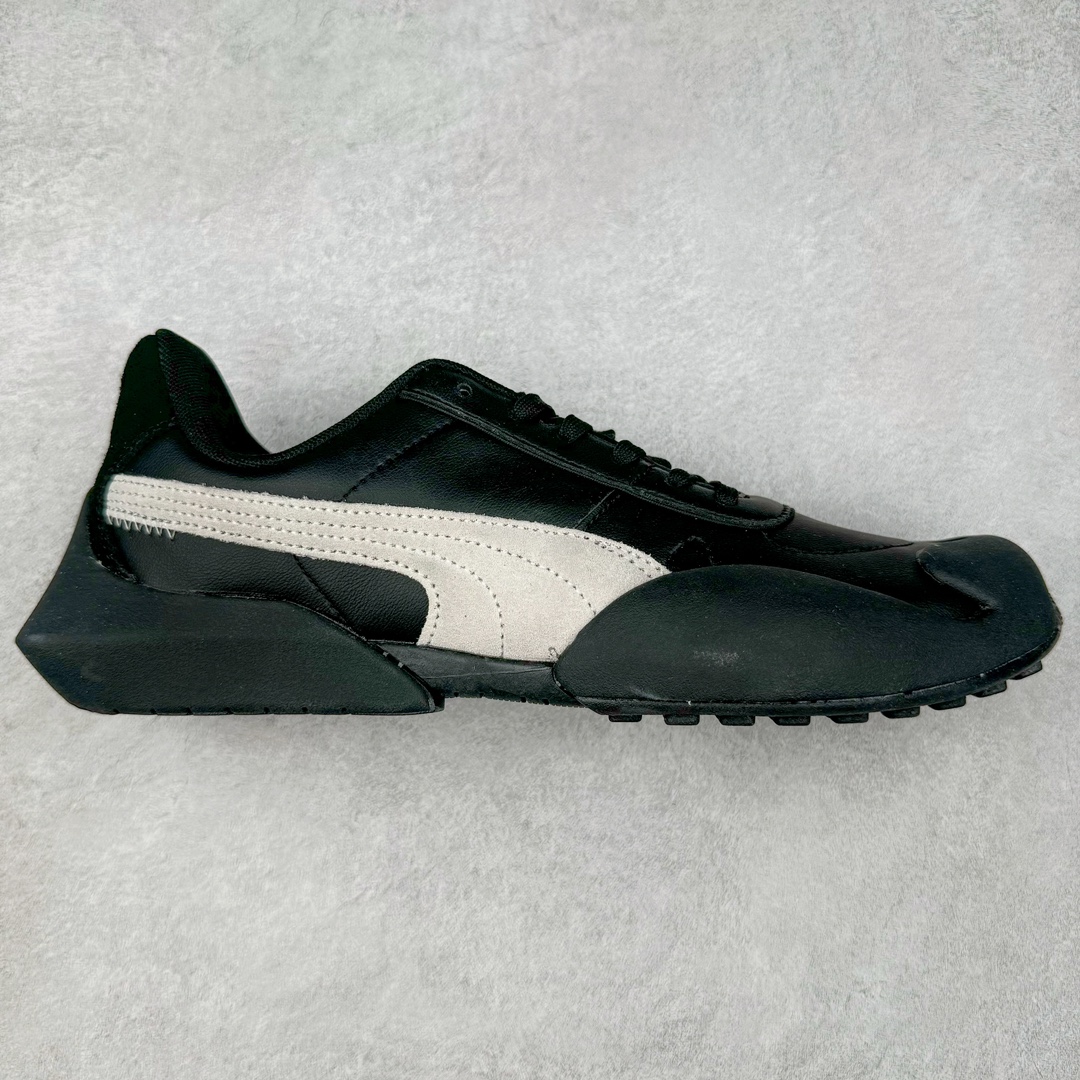 PUMA Vaderon Clean 彪马维德·克林系列低帮德训异型机能风扭扭休闲运动鞋 在复古风潮的推动下，最近德训鞋凭借着出色的颜值悄悄走红，备受各路玩家喜爱。近期，PUMA 为我们带来了一双集复古、摩登于一身的「PUMA Vaderon」，颜值可谓相当能打。整双鞋以传统的低帮造型呈现，采用做旧白色搭配生胶的造型，经典造型非常适合夏季穿着。鞋头的 T 字德训鞋设计复古味道十足，搭配包覆式鞋头，颇具个性。以皮革搭配磨砂皮包裹鞋面，保证优秀质感的同时，看上去层次也十分丰富。但要说最亮眼的还得是这不规则轮廓后跟，将现代化审美带入复古鞋型，勾勒起了强烈的视觉冲击。宽大的后跟设计搭配细长的德训鞋型，增高瘦腿的效果不必多说，对于爱美的小姐姐来说实在是太合适了。外底部分还原了德训鞋最具代表性的生胶大底，并采用多种纹路设计，兼具耐穿和稳定性。上脚后的第一感觉就是「贴地感」，搭配上外底的造型可以说稳定感十足，也有着超过大部分鞋的路感反馈。平心而论，此前德训鞋型大多是由价格不菲的奢侈品牌推出，也因此 PUMA Vaderon 也有着与生俱来的「old money」气质。尺码：35.5 36 37 37.5 38 38.5 39 40 40.5 41 42 42.5 43 44 45-选品中心