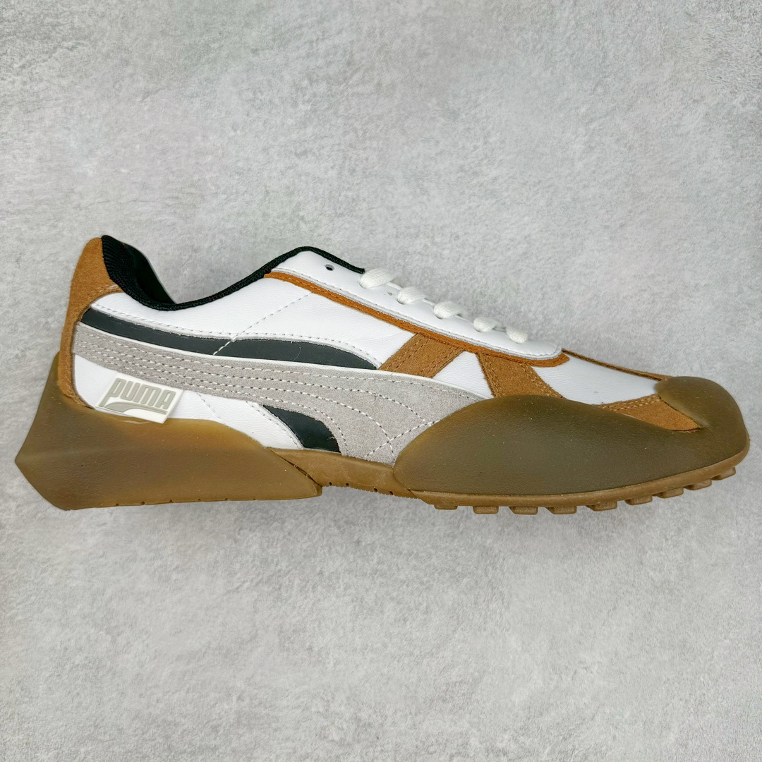 PUMA Vaderon Clean 彪马维德·克林系列低帮德训异型机能风扭扭休闲运动鞋 在复古风潮的推动下，最近德训鞋凭借着出色的颜值悄悄走红，备受各路玩家喜爱。近期，PUMA 为我们带来了一双集复古、摩登于一身的「PUMA Vaderon」，颜值可谓相当能打。整双鞋以传统的低帮造型呈现，采用做旧白色搭配生胶的造型，经典造型非常适合夏季穿着。鞋头的 T 字德训鞋设计复古味道十足，搭配包覆式鞋头，颇具个性。以皮革搭配磨砂皮包裹鞋面，保证优秀质感的同时，看上去层次也十分丰富。但要说最亮眼的还得是这不规则轮廓后跟，将现代化审美带入复古鞋型，勾勒起了强烈的视觉冲击。宽大的后跟设计搭配细长的德训鞋型，增高瘦腿的效果不必多说，对于爱美的小姐姐来说实在是太合适了。外底部分还原了德训鞋最具代表性的生胶大底，并采用多种纹路设计，兼具耐穿和稳定性。上脚后的第一感觉就是「贴地感」，搭配上外底的造型可以说稳定感十足，也有着超过大部分鞋的路感反馈。平心而论，此前德训鞋型大多是由价格不菲的奢侈品牌推出，也因此 PUMA Vaderon 也有着与生俱来的「old money」气质。尺码：35.5 36 37 37.5 38 38.5 39 40 40.5 41 42 42.5 43 44 45-选品中心