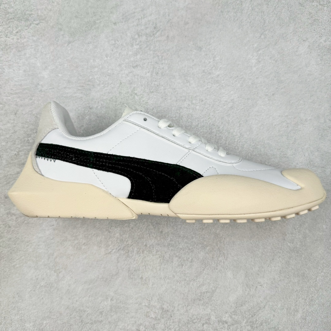 PUMA Vaderon Clean 彪马维德·克林系列低帮德训异型机能风扭扭休闲运动鞋 在复古风潮的推动下，最近德训鞋凭借着出色的颜值悄悄走红，备受各路玩家喜爱。近期，PUMA 为我们带来了一双集复古、摩登于一身的「PUMA Vaderon」，颜值可谓相当能打。整双鞋以传统的低帮造型呈现，采用做旧白色搭配生胶的造型，经典造型非常适合夏季穿着。鞋头的 T 字德训鞋设计复古味道十足，搭配包覆式鞋头，颇具个性。以皮革搭配磨砂皮包裹鞋面，保证优秀质感的同时，看上去层次也十分丰富。但要说最亮眼的还得是这不规则轮廓后跟，将现代化审美带入复古鞋型，勾勒起了强烈的视觉冲击。宽大的后跟设计搭配细长的德训鞋型，增高瘦腿的效果不必多说，对于爱美的小姐姐来说实在是太合适了。外底部分还原了德训鞋最具代表性的生胶大底，并采用多种纹路设计，兼具耐穿和稳定性。上脚后的第一感觉就是「贴地感」，搭配上外底的造型可以说稳定感十足，也有着超过大部分鞋的路感反馈。平心而论，此前德训鞋型大多是由价格不菲的奢侈品牌推出，也因此 PUMA Vaderon 也有着与生俱来的「old money」气质。尺码：35.5 36 37 37.5 38 38.5 39 40 40.5 41 42 42.5 43 44 45-选品中心