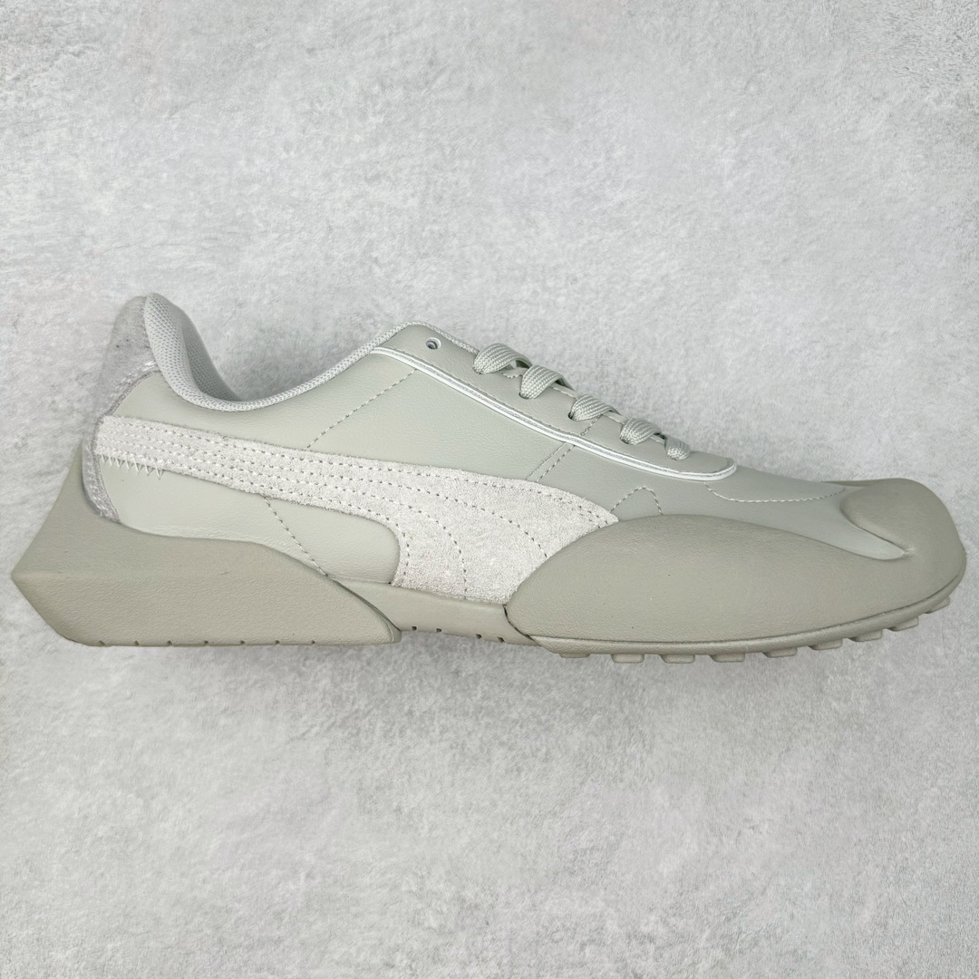 PUMA Vaderon Clean 彪马维德·克林系列低帮德训异型机能风扭扭休闲运动鞋 在复古风潮的推动下，最近德训鞋凭借着出色的颜值悄悄走红，备受各路玩家喜爱。近期，PUMA 为我们带来了一双集复古、摩登于一身的「PUMA Vaderon」，颜值可谓相当能打。整双鞋以传统的低帮造型呈现，采用做旧白色搭配生胶的造型，经典造型非常适合夏季穿着。鞋头的 T 字德训鞋设计复古味道十足，搭配包覆式鞋头，颇具个性。以皮革搭配磨砂皮包裹鞋面，保证优秀质感的同时，看上去层次也十分丰富。但要说最亮眼的还得是这不规则轮廓后跟，将现代化审美带入复古鞋型，勾勒起了强烈的视觉冲击。宽大的后跟设计搭配细长的德训鞋型，增高瘦腿的效果不必多说，对于爱美的小姐姐来说实在是太合适了。外底部分还原了德训鞋最具代表性的生胶大底，并采用多种纹路设计，兼具耐穿和稳定性。上脚后的第一感觉就是「贴地感」，搭配上外底的造型可以说稳定感十足，也有着超过大部分鞋的路感反馈。平心而论，此前德训鞋型大多是由价格不菲的奢侈品牌推出，也因此 PUMA Vaderon 也有着与生俱来的「old money」气质。尺码：35.5 36 37 37.5 38 38.5 39 40 40.5 41 42 42.5 43 44 45-选品中心