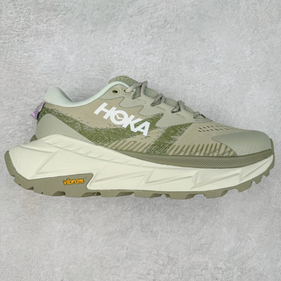HOKA SKYLINE-FLOAT X 为HOKA首双搭载PeBax推进板的户外登山鞋，为近期大受欢迎的快速登山趋势打造，可同时对应越野跑与快速登山需求。90%蓖麻油提炼制造的Pebax推进版，搭配以甘蔗材质提炼的双密度EVA中底，为登山者带来源源不绝的前进能量。后跟外侧加长的Swallowtail Heel燕尾设计，同时提供上坡有感推进力、下坡步态更顺畅转换的快速登山新体验，适合想尝试轻量化登山，追求快速登山，但希望同时保持支撑推进力的族群。SKYLINE-FLOAT X使用Vibram黄金大底XS Trek复合橡胶成分，兼具耐磨与抓地力，搭配全新设计的5mm大底鞋齿与鞋纹，让克服崎岖地形更轻松，落地更稳定。 尺码：36 36.5 37.5 38 38.5 39 40 40.5 41 42 42.5 43 44 44.5 45-选品中心