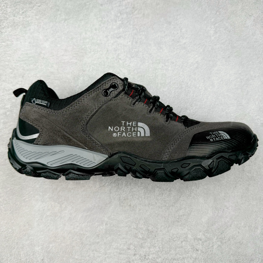 The North Face 北面 乐斯菲斯户外运动休闲登山越野徒步鞋 广东大厂品质 面料采用进口磨砂牛皮 鞋底采用Vibram黄金大底 专门为鞋底设计的橡胶以出色的耐磨性 良好的防滑性或得不少户外运动爱好者的喜欢 专业户外登山品牌（北面）The North Face自1966年创立，由两位热爱登山徒步的年轻登山者于美西旧金山开创，不断透过研发与创新，并且将最先进的技术结合在服装与鞋款设计，生产多种外型帅气且专业能力非常强的户外运动装备而备受欢迎。 尺码：39-44 （运动鞋码）-选品中心