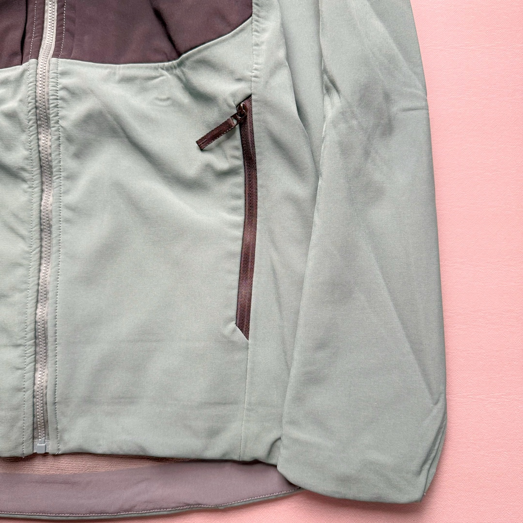 图片[6]-＃TZD Arcteryx GAMMA MX Hoody 始祖鸟户外运动抗风雪混合天气场景透气保暖耐磨连帽夹克加绒冲锋衣 软壳中的旗舰款 原版面料定织开发长达半年 正面科技涂层反面还原高克重拉绒 凸显保暖性 内里全压胶封 原版一致工艺 防水指数28000mm 区别市面各种偷工减料版 百灵达航机刺绣 实拍自鉴 尺码：S M L XL XXL-选品中心