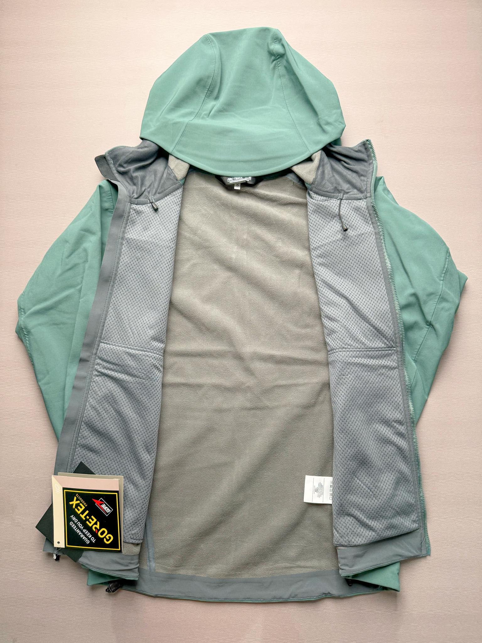 图片[2]-＃TZD Arcteryx GAMMA MX Hoody 始祖鸟户外运动抗风雪混合天气场景透气保暖耐磨连帽夹克加绒冲锋衣 软壳中的旗舰款 原版面料定织开发长达半年 正面科技涂层反面还原高克重拉绒 凸显保暖性 内里全压胶封 原版一致工艺 防水指数28000mm 区别市面各种偷工减料版 百灵达航机刺绣 实拍自鉴 尺码：S M L XL XXL-选品中心