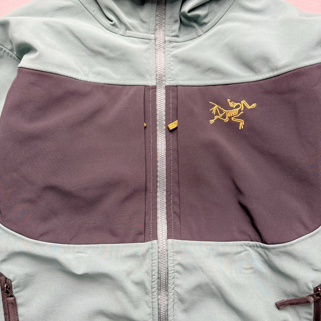 图片[9]-＃TZD Arcteryx GAMMA MX Hoody 始祖鸟户外运动抗风雪混合天气场景透气保暖耐磨连帽夹克加绒冲锋衣 软壳中的旗舰款 原版面料定织开发长达半年 正面科技涂层反面还原高克重拉绒 凸显保暖性 内里全压胶封 原版一致工艺 防水指数28000mm 区别市面各种偷工减料版 百灵达航机刺绣 实拍自鉴 尺码：S M L XL XXL-选品中心