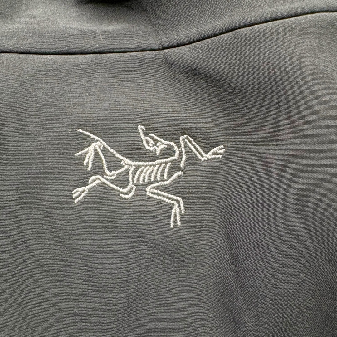 图片[8]-＃TZD Arcteryx GAMMA MX Hoody 始祖鸟户外运动抗风雪混合天气场景透气保暖耐磨连帽夹克加绒冲锋衣 软壳中的旗舰款 原版面料定织开发长达半年 正面科技涂层反面还原高克重拉绒 凸显保暖性 内里全压胶封 原版一致工艺 防水指数28000mm 区别市面各种偷工减料版 百灵达航机刺绣 实拍自鉴 尺码：S M L XL XXL-选品中心