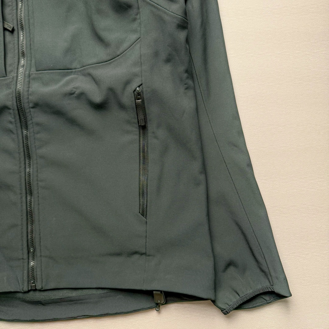 图片[7]-＃TZD Arcteryx GAMMA MX Hoody 始祖鸟户外运动抗风雪混合天气场景透气保暖耐磨连帽夹克加绒冲锋衣 软壳中的旗舰款 原版面料定织开发长达半年 正面科技涂层反面还原高克重拉绒 凸显保暖性 内里全压胶封 原版一致工艺 防水指数28000mm 区别市面各种偷工减料版 百灵达航机刺绣 实拍自鉴 尺码：S M L XL XXL-选品中心