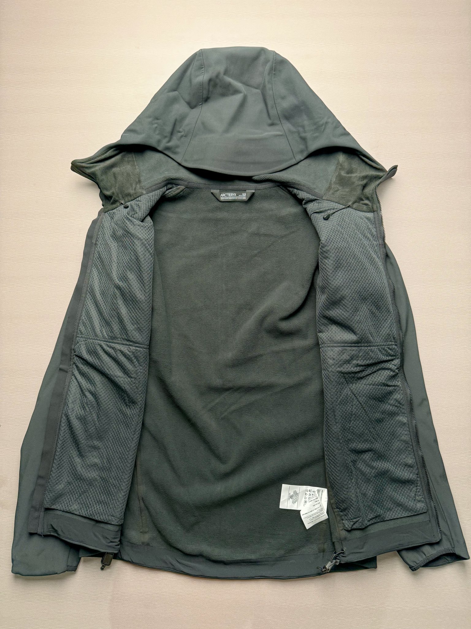 图片[2]-＃TZD Arcteryx GAMMA MX Hoody 始祖鸟户外运动抗风雪混合天气场景透气保暖耐磨连帽夹克加绒冲锋衣 软壳中的旗舰款 原版面料定织开发长达半年 正面科技涂层反面还原高克重拉绒 凸显保暖性 内里全压胶封 原版一致工艺 防水指数28000mm 区别市面各种偷工减料版 百灵达航机刺绣 实拍自鉴 尺码：S M L XL XXL-选品中心