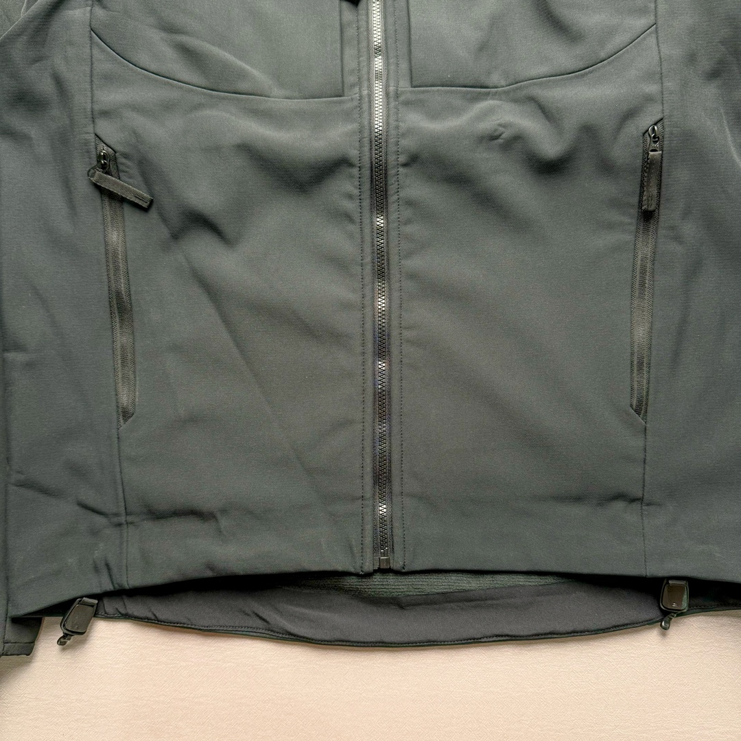 图片[5]-＃TZD Arcteryx GAMMA MX Hoody 始祖鸟户外运动抗风雪混合天气场景透气保暖耐磨连帽夹克加绒冲锋衣 软壳中的旗舰款 原版面料定织开发长达半年 正面科技涂层反面还原高克重拉绒 凸显保暖性 内里全压胶封 原版一致工艺 防水指数28000mm 区别市面各种偷工减料版 百灵达航机刺绣 实拍自鉴 尺码：S M L XL XXL-选品中心