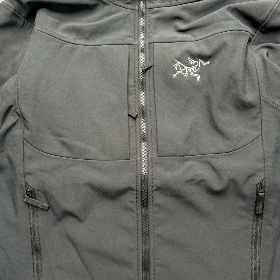 图片[4]-＃TZD Arcteryx GAMMA MX Hoody 始祖鸟户外运动抗风雪混合天气场景透气保暖耐磨连帽夹克加绒冲锋衣 软壳中的旗舰款 原版面料定织开发长达半年 正面科技涂层反面还原高克重拉绒 凸显保暖性 内里全压胶封 原版一致工艺 防水指数28000mm 区别市面各种偷工减料版 百灵达航机刺绣 实拍自鉴 尺码：S M L XL XXL-选品中心