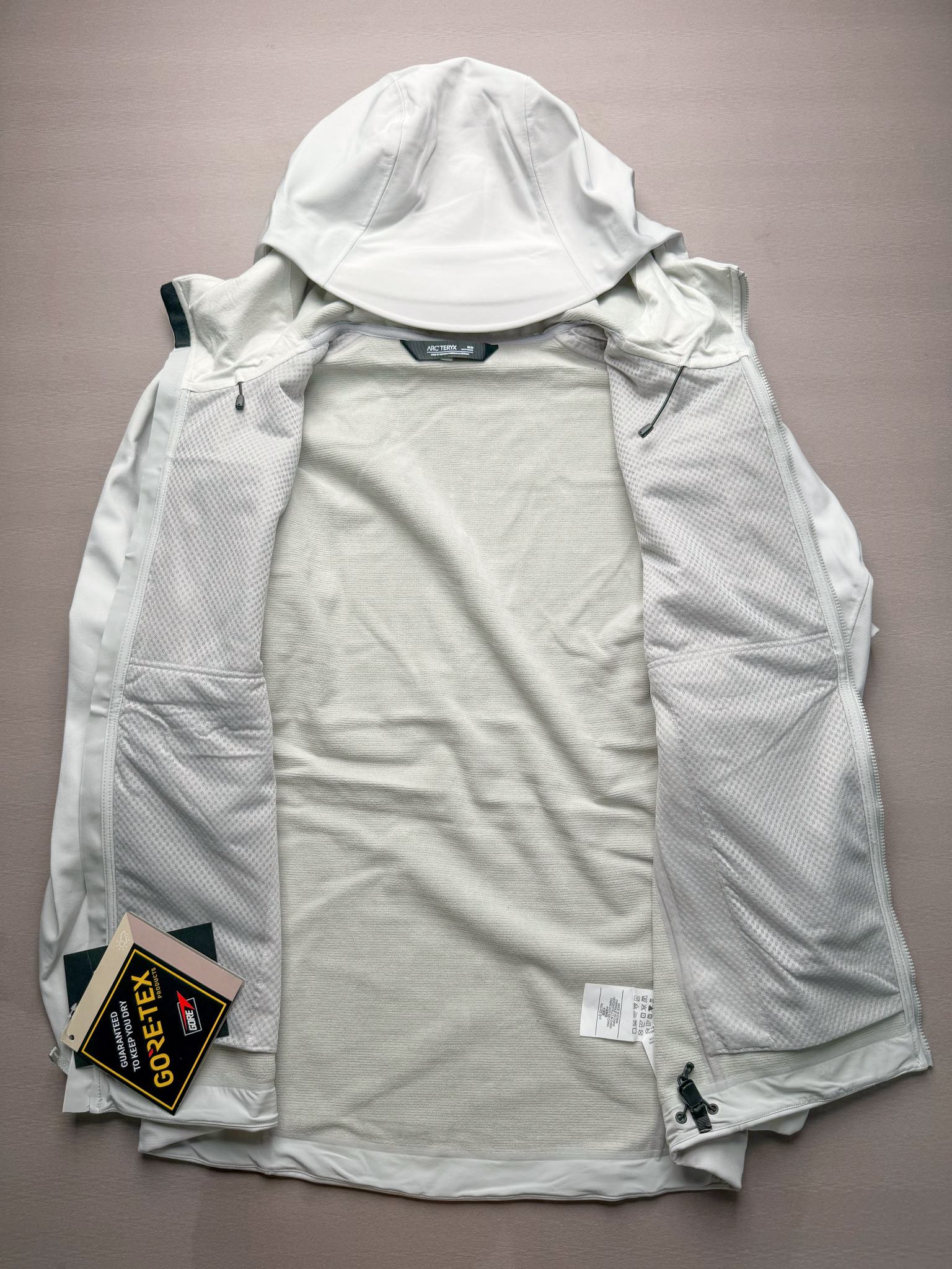 图片[3]-＃TZD Arcteryx GAMMA MX Hoody 始祖鸟户外运动抗风雪混合天气场景透气保暖耐磨连帽夹克加绒冲锋衣 软壳中的旗舰款 原版面料定织开发长达半年 正面科技涂层反面还原高克重拉绒 凸显保暖性 内里全压胶封 原版一致工艺 防水指数28000mm 区别市面各种偷工减料版 百灵达航机刺绣 实拍自鉴 尺码：S M L XL XXL-选品中心